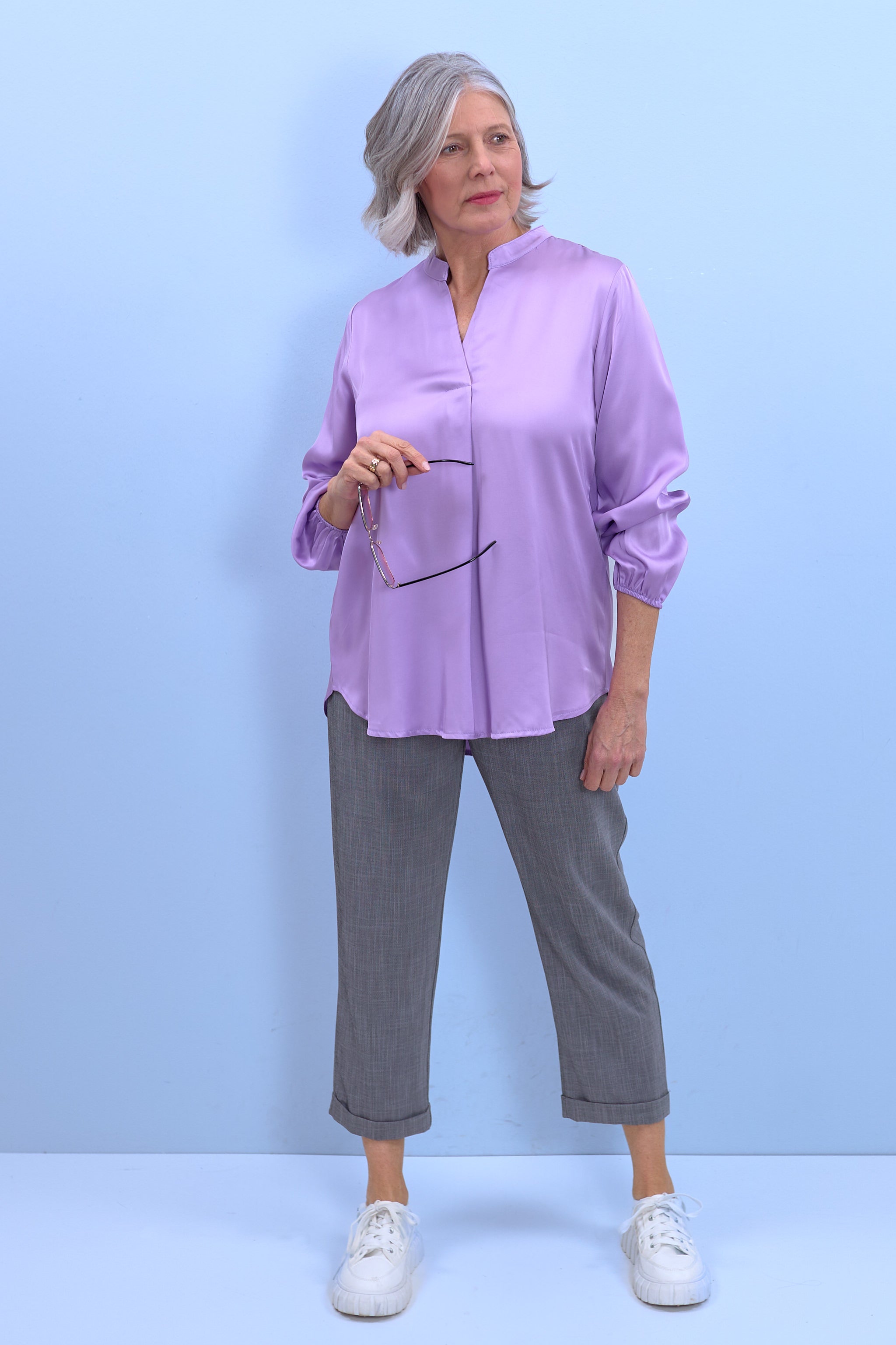 Blouse made of shiny fabric with a V-neck, purple