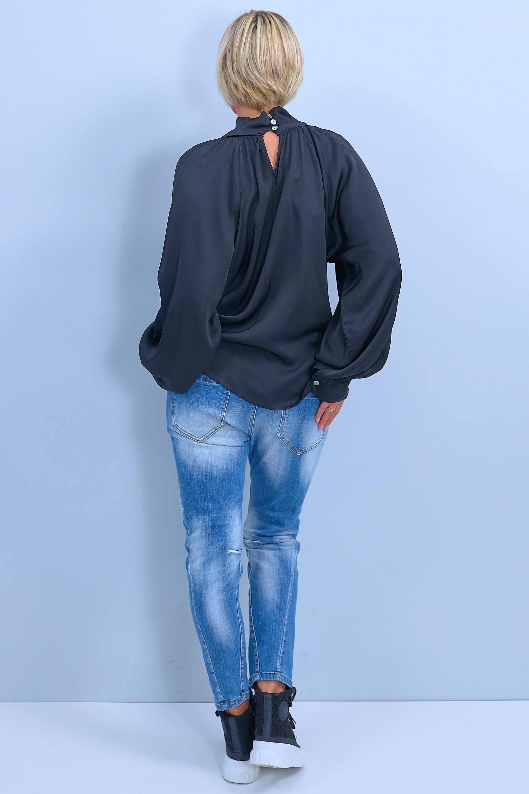 Jeans mit schwarz-silbernen Patches, denim blue
