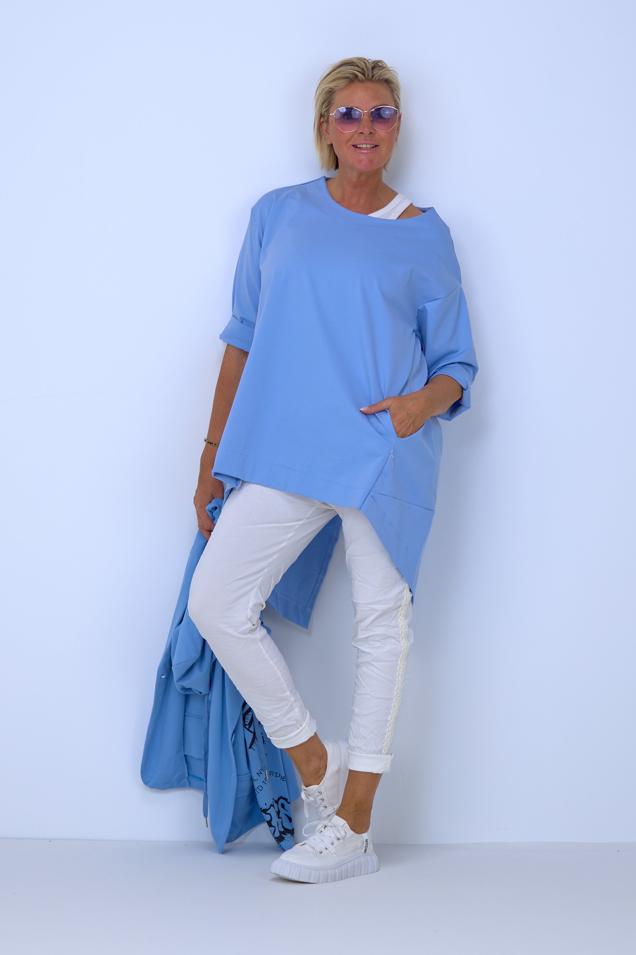Long shirt with pockets and slit, blue