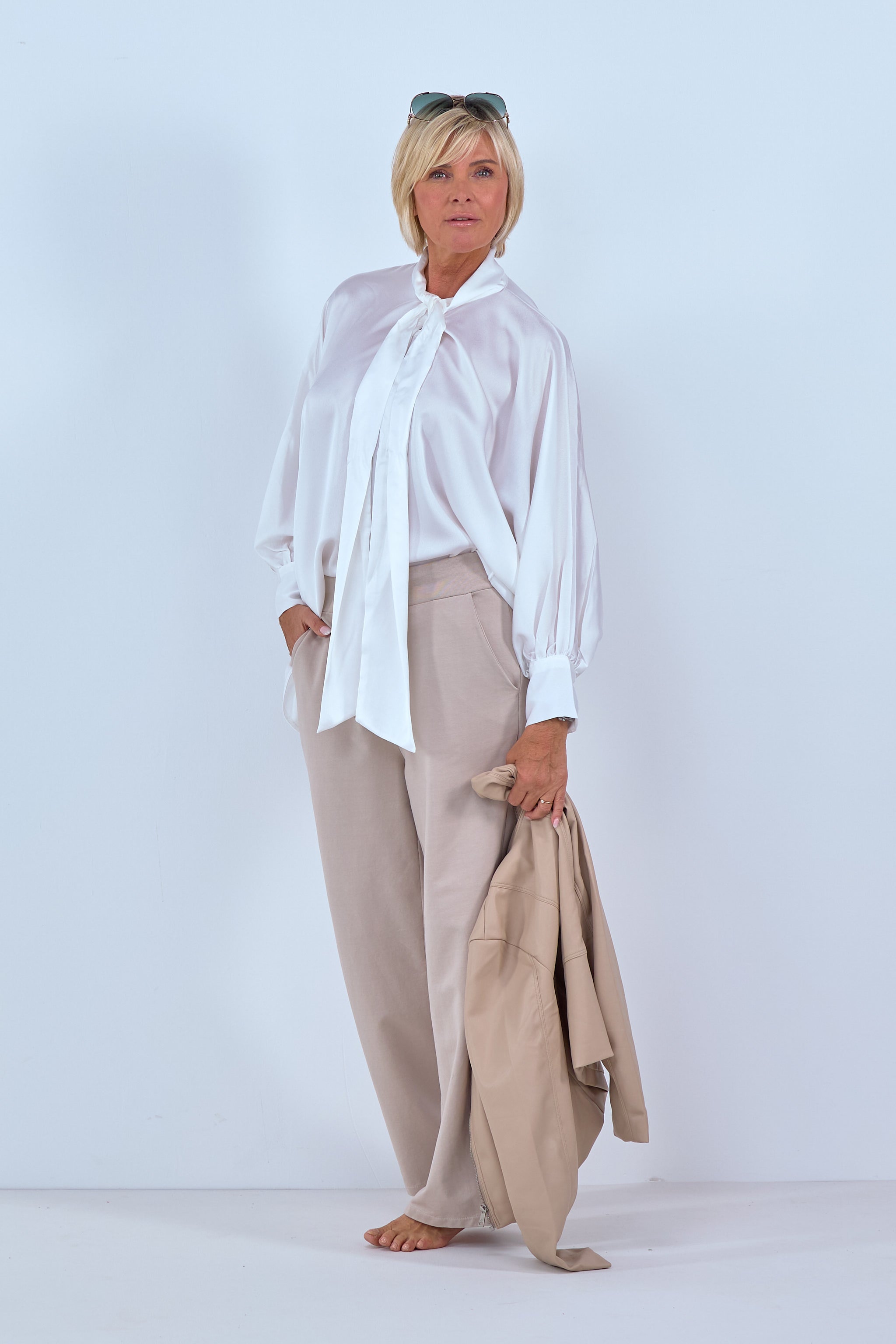 Bluse aus Glanzstoff und weitem Arm in weiß von Trends & Lifestyle Deutschland GmbH