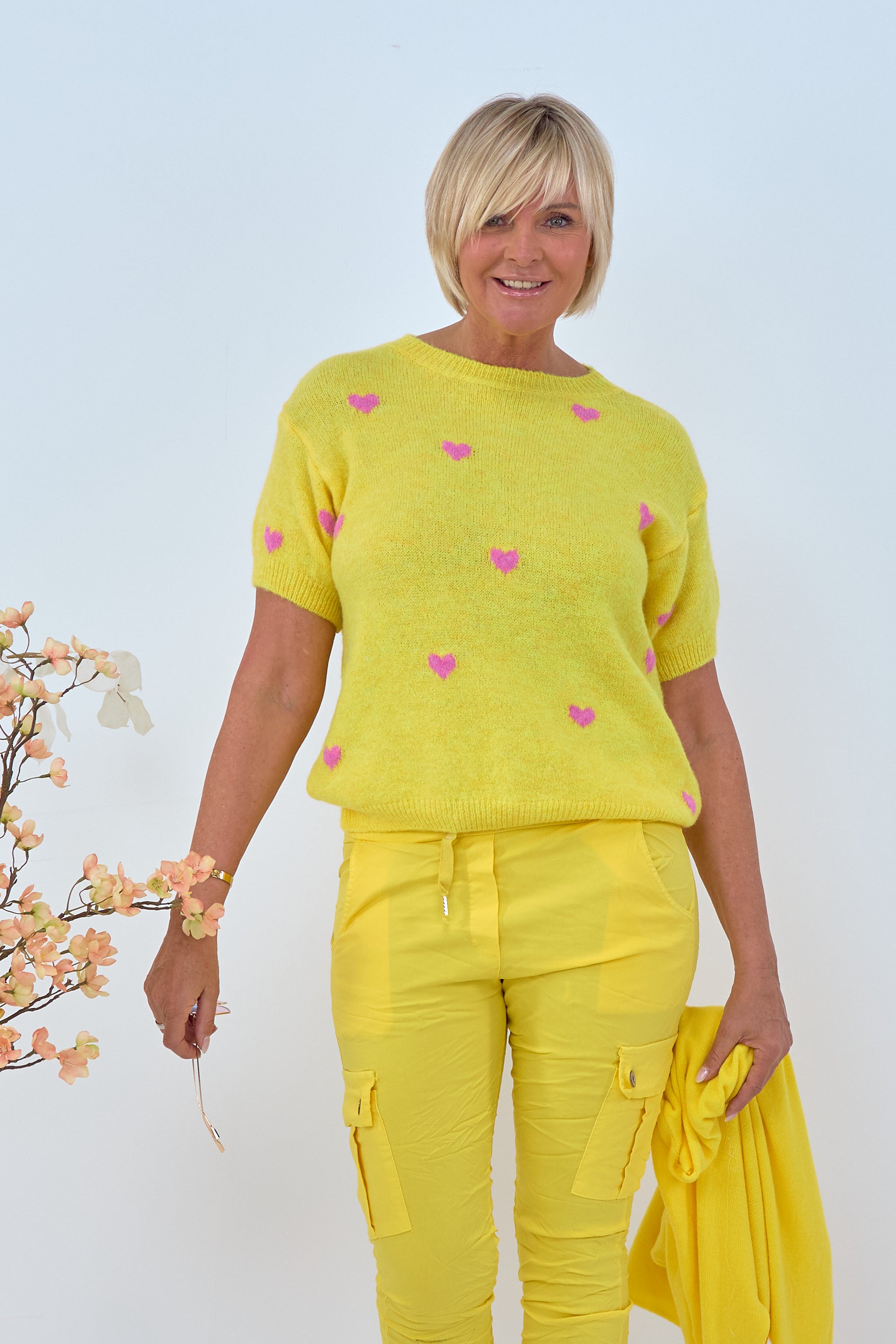 Short-sleeved fine-knit sweater with hearts, yellow-pink