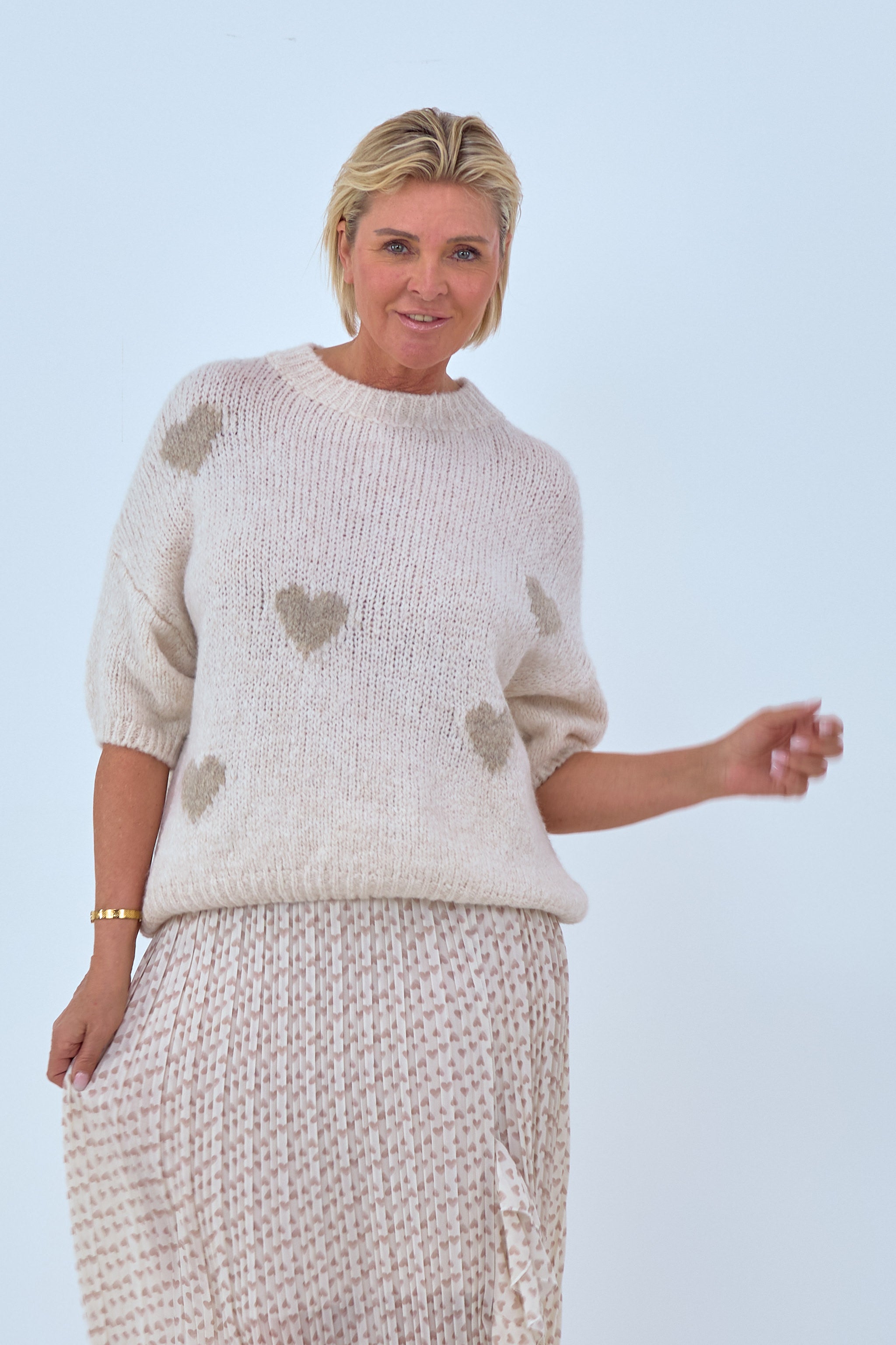 Short-sleeved knitted sweater with hearts, beige-taupe