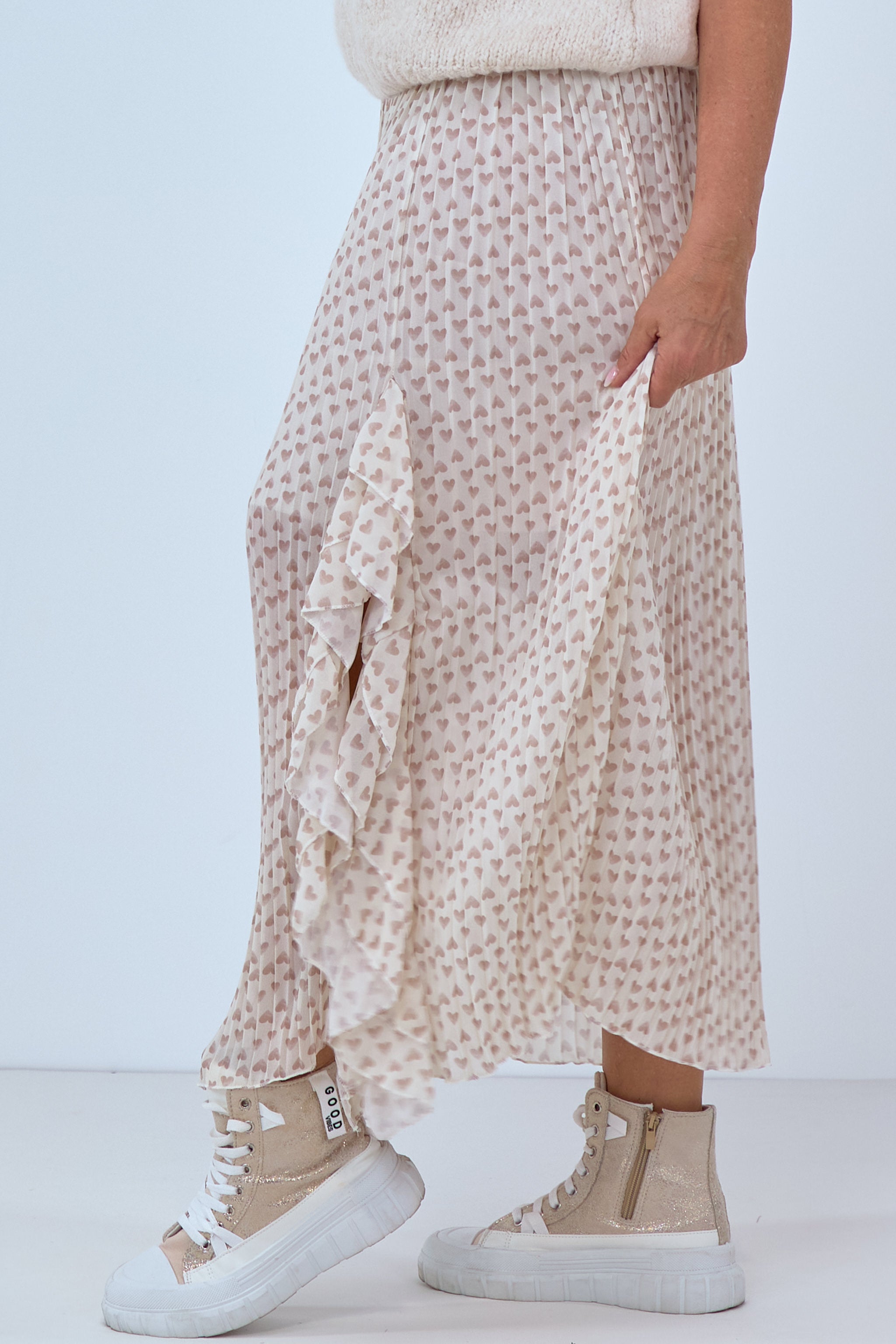 Slit pleated skirt with hearts, cream-beige