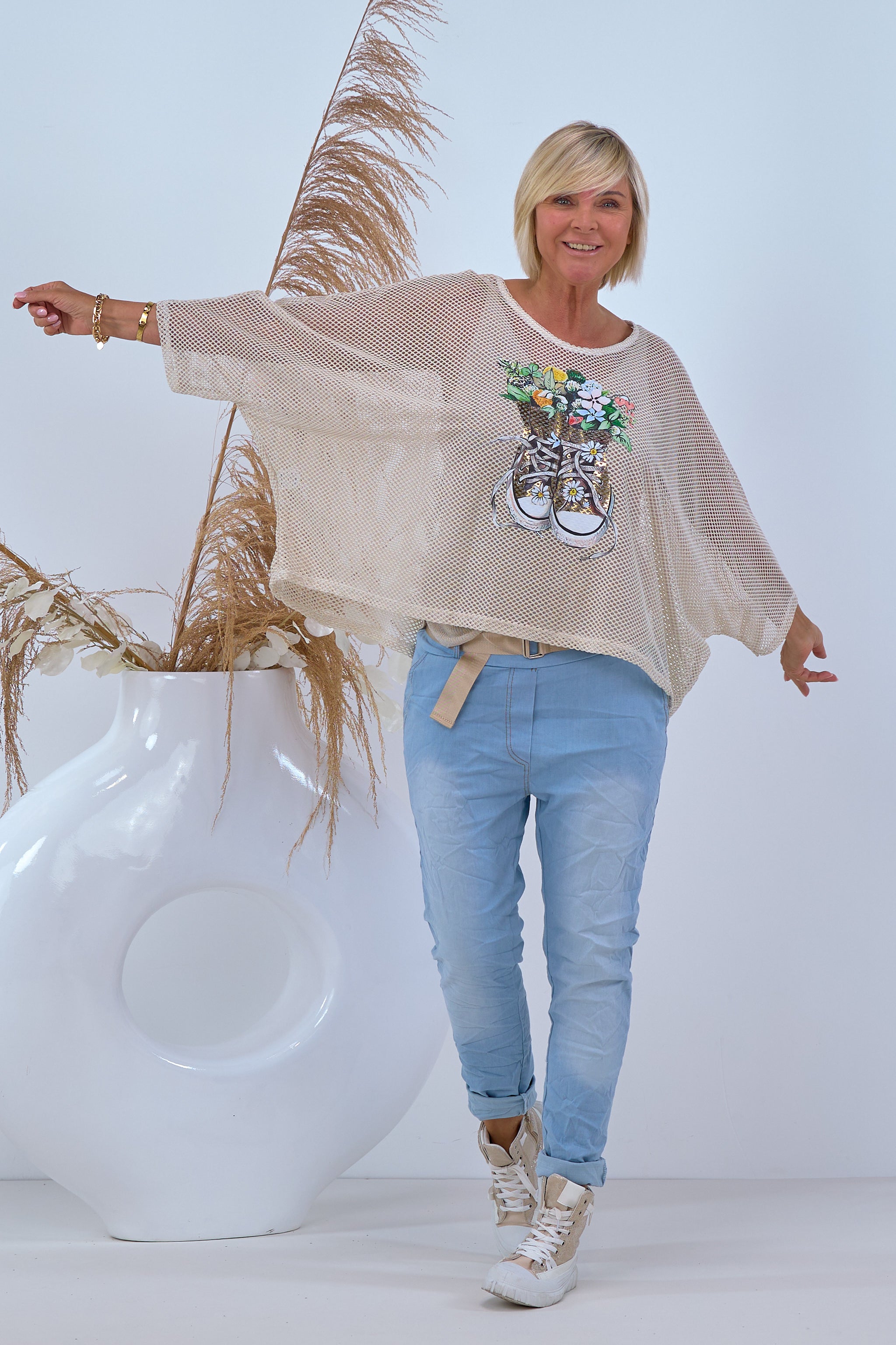 Damen Shirt mit Löchern und Print in beige von Trends & Lifestyle Deutschland GmbH