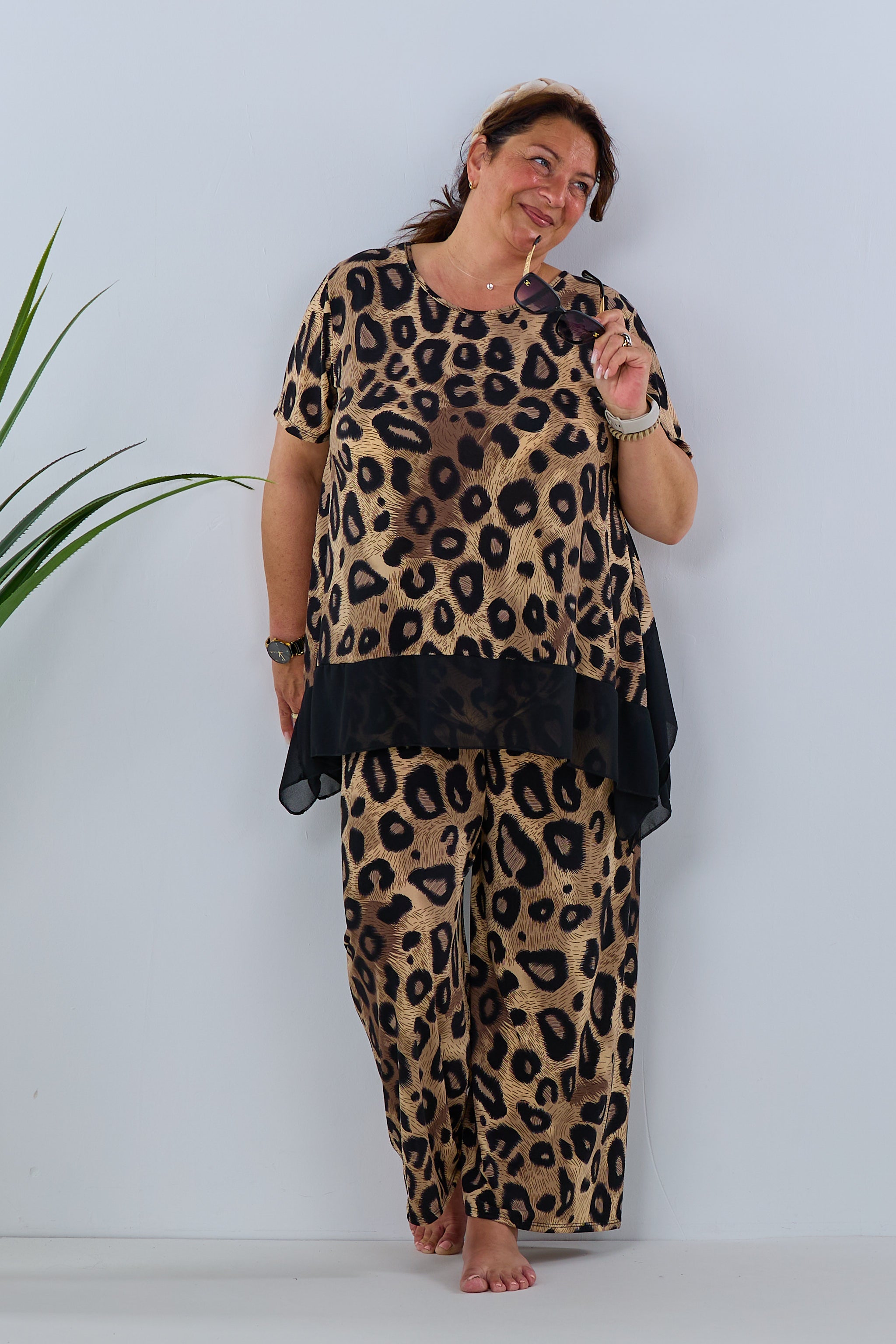 Oversized Marlene Hose mit großem Leo-Muster von Trends & Lifestyle