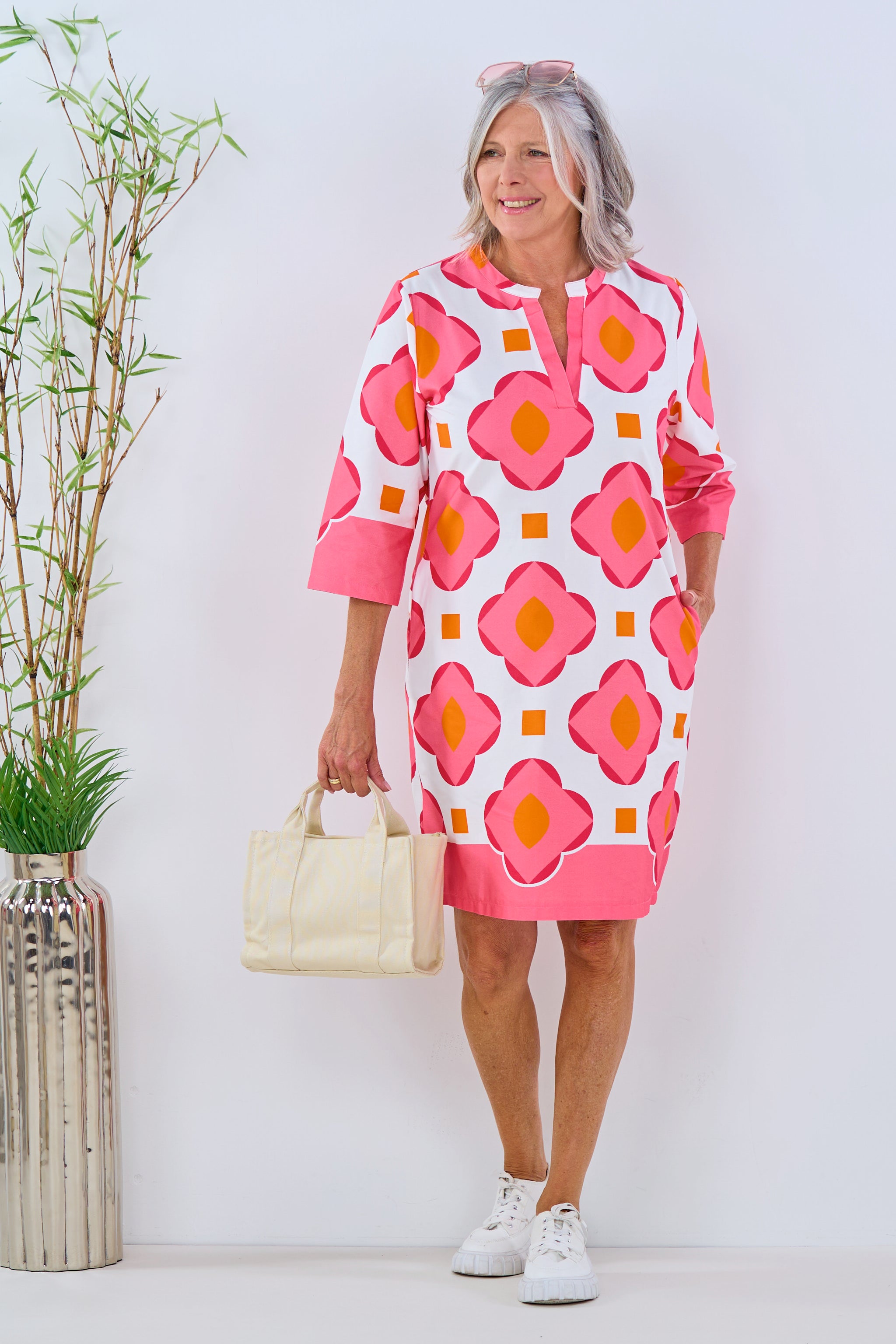 Kleid mit Retro-Blumen, weiß-rosa-orange von Trends & Lifestyle