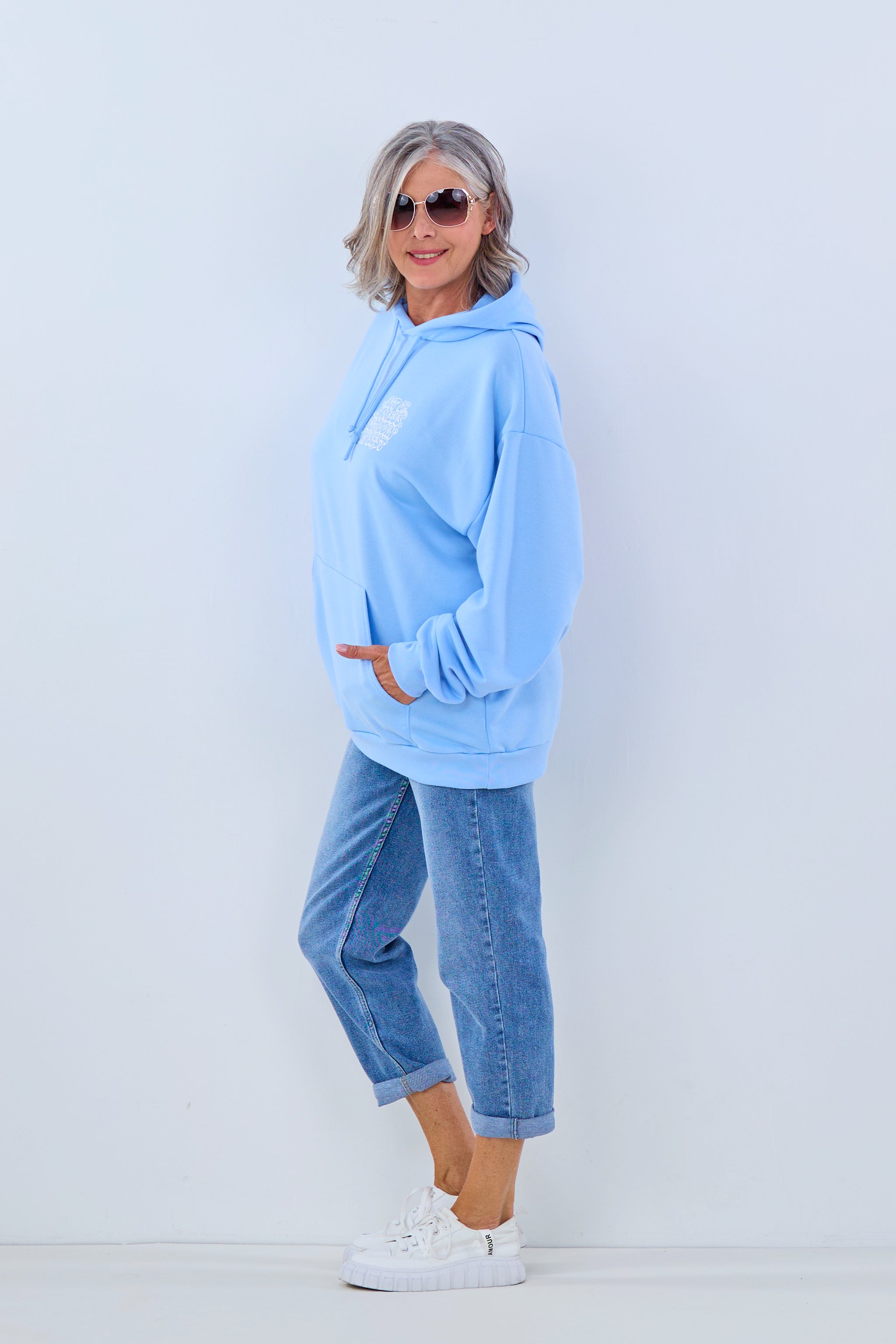 Hoodie mit Print: "Bit of a mess", hellblau von Trends & Lifestyle