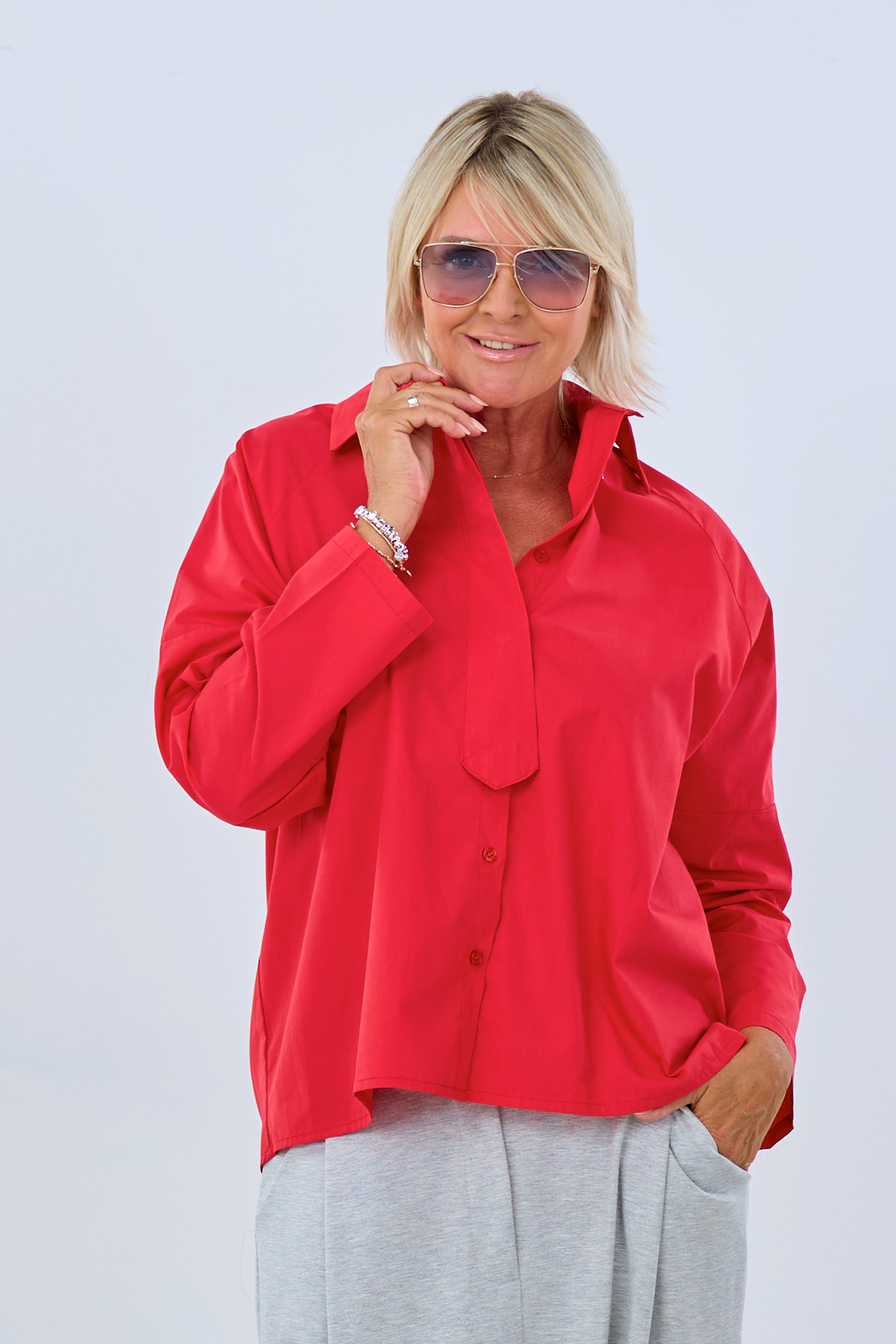 Bluse mit angedeuteter Krawatte, rot von Trends & Lifestyle