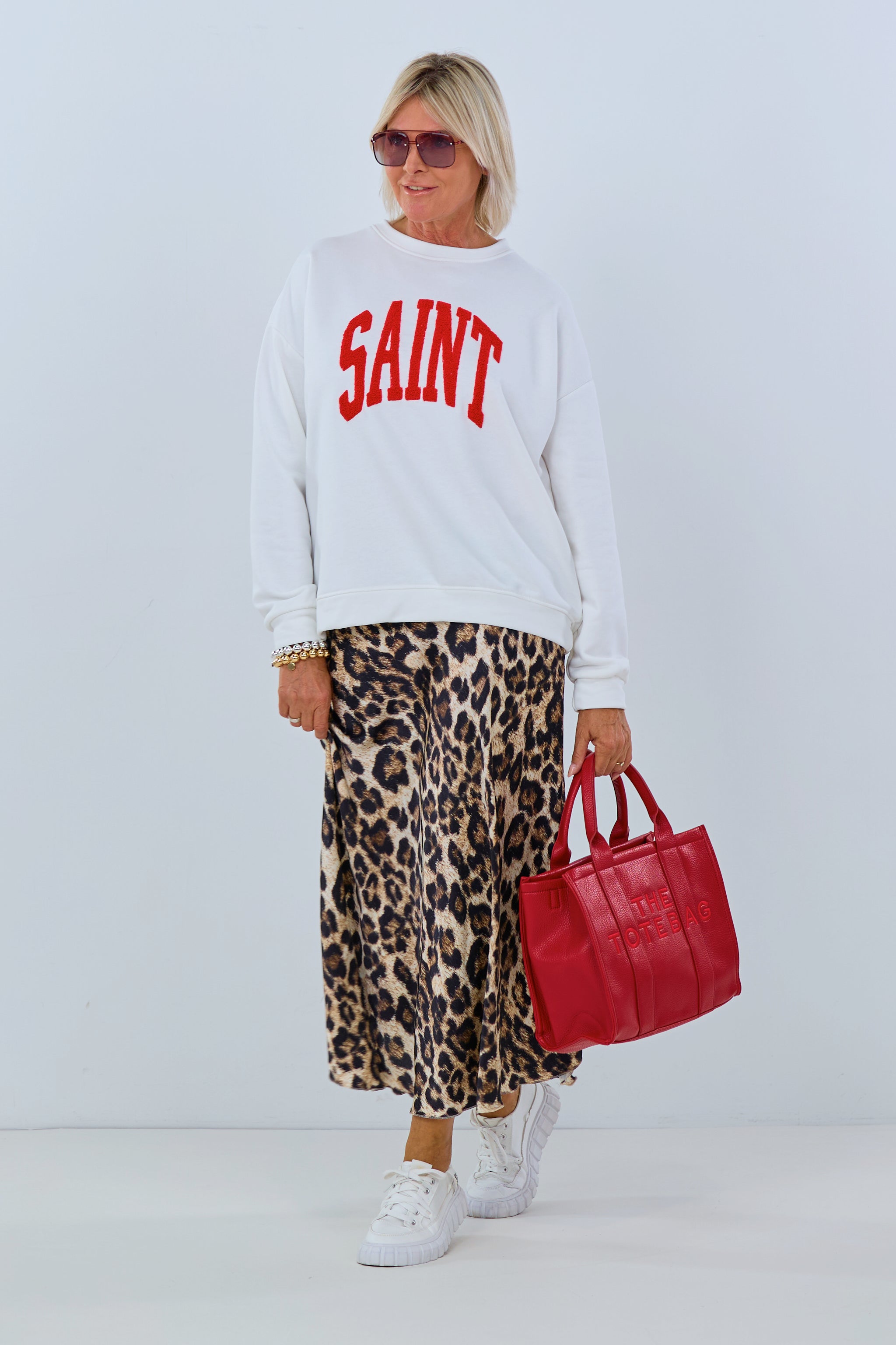 Sweaty mit SAINT-Schriftzug in rot, ecru von Trends & Lifestyle