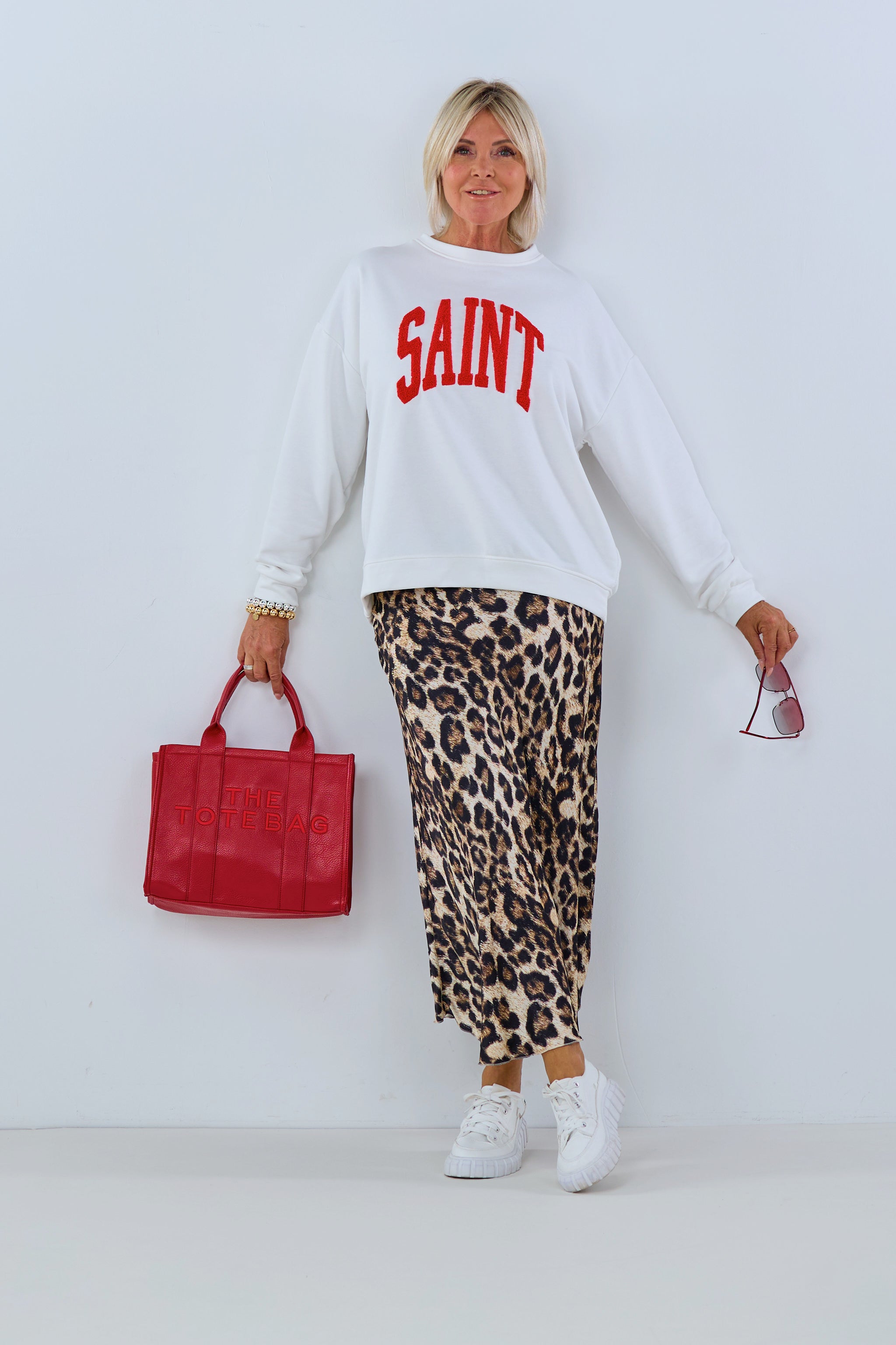 Sweaty mit SAINT-Schriftzug in rot, ecru von Trends & Lifestyle