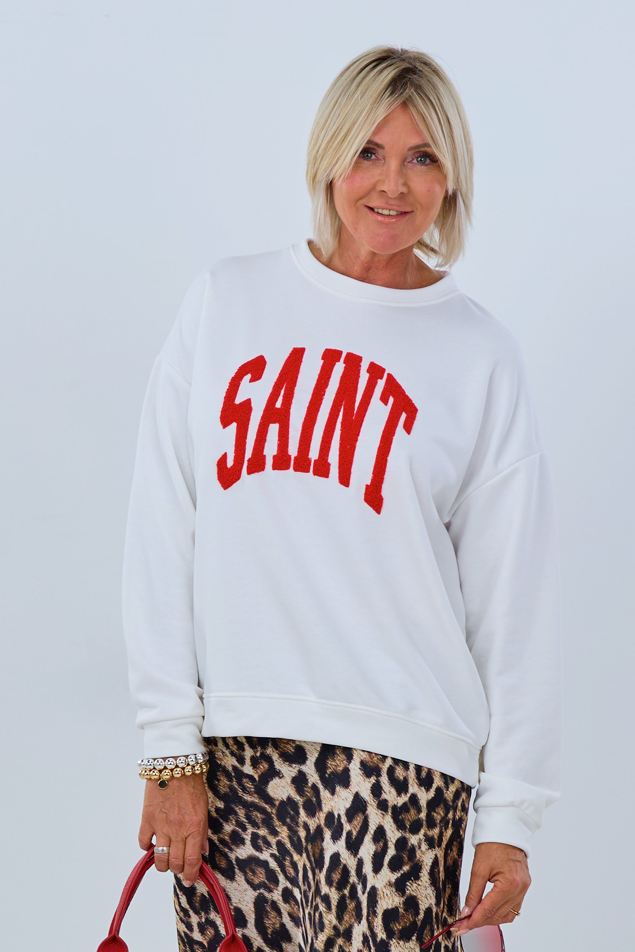 Sweaty mit SAINT-Schriftzug in rot, ecru von Trends & Lifestyle