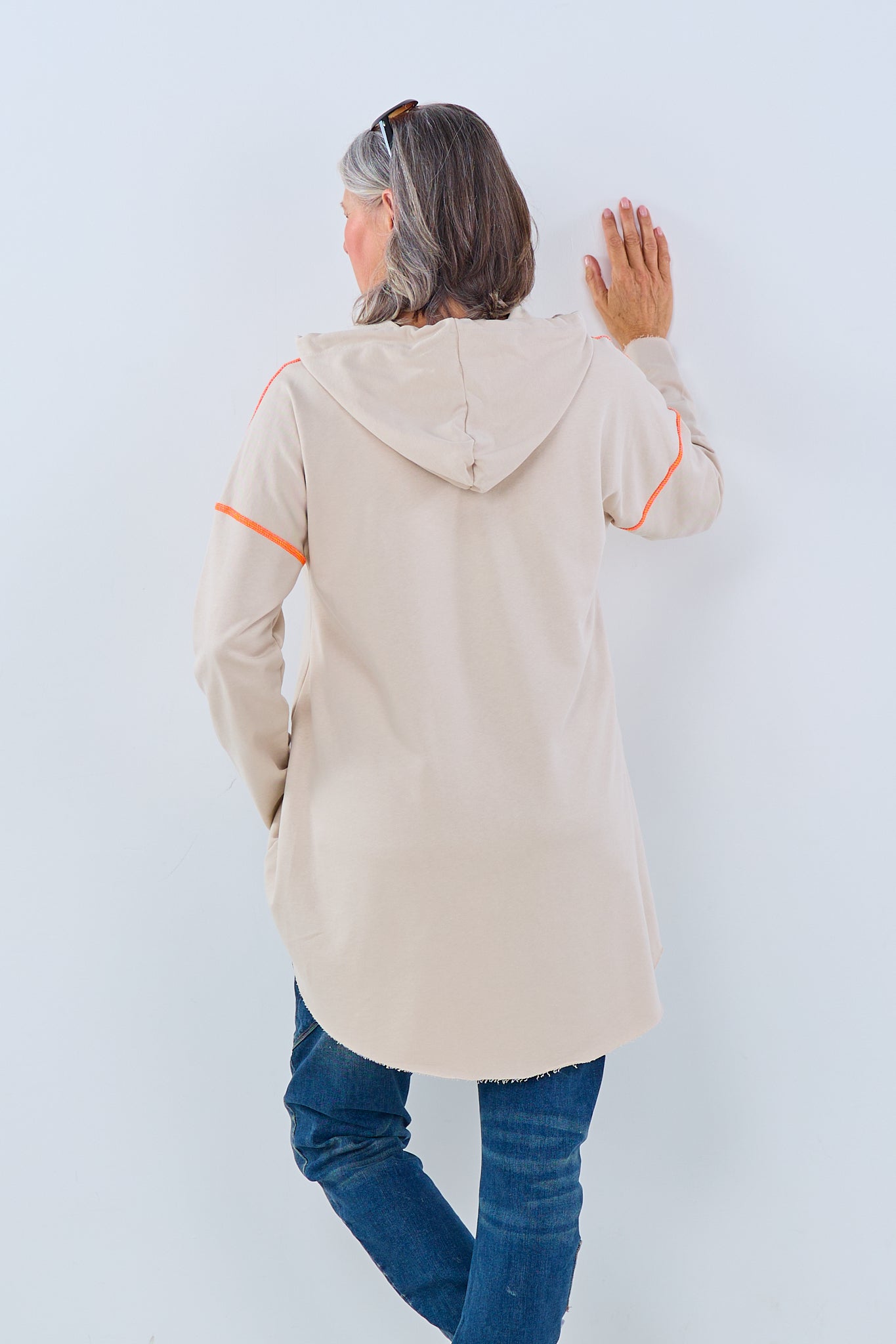 beigefarbener Hoodie mit aufgeflocktem Schriftzug in orange von Trends & Lifestyle