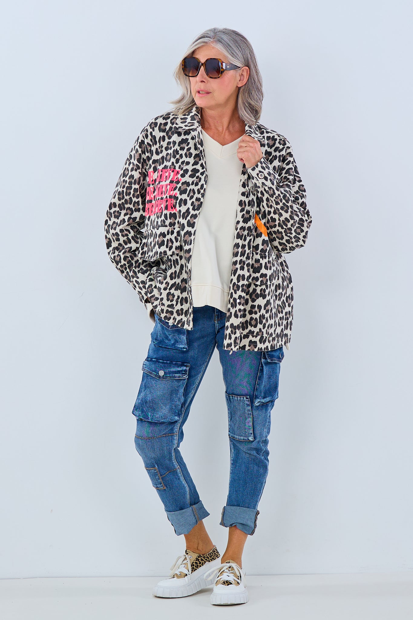 Jeans-Hemdjacke im leo Design mit Prints von Trends & Lifestyle