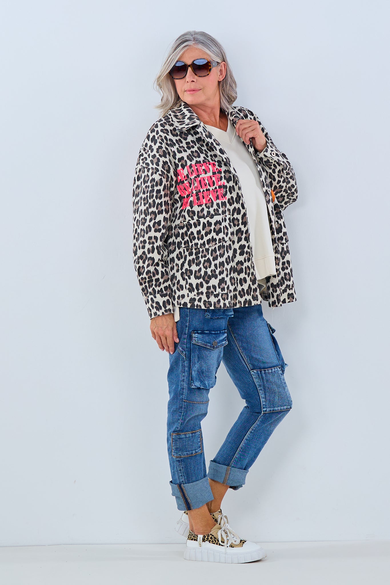 Jeans-Hemdjacke im leo Design mit Prints von Trends & Lifestyle