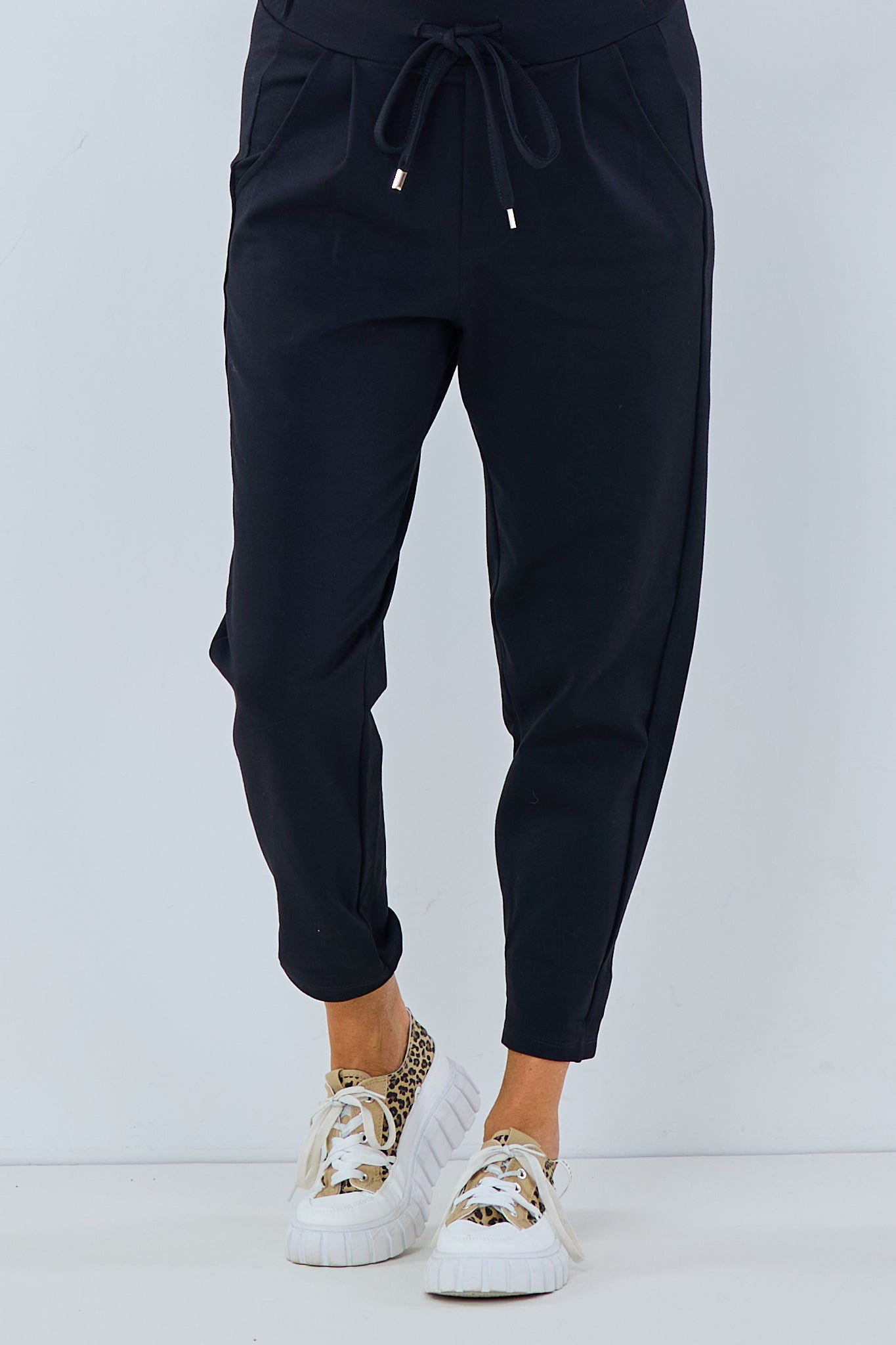 elegante Joggpants mit Bundfalten in schwarz von Trends & Lifestyle