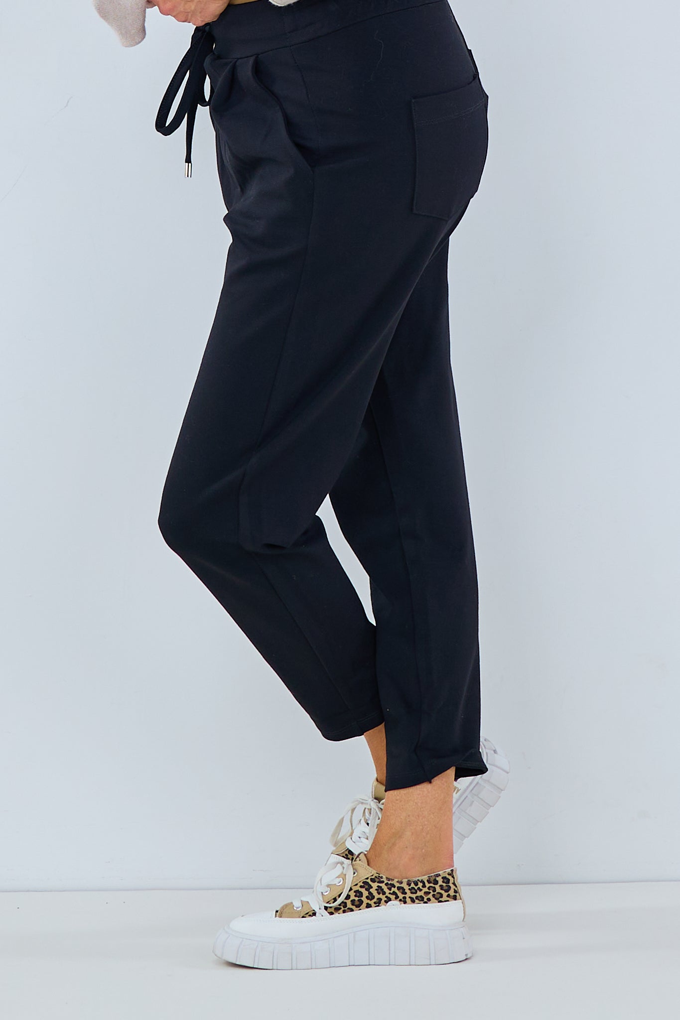 elegante Joggpants mit Bundfalten in schwarz von Trends & Lifestyle