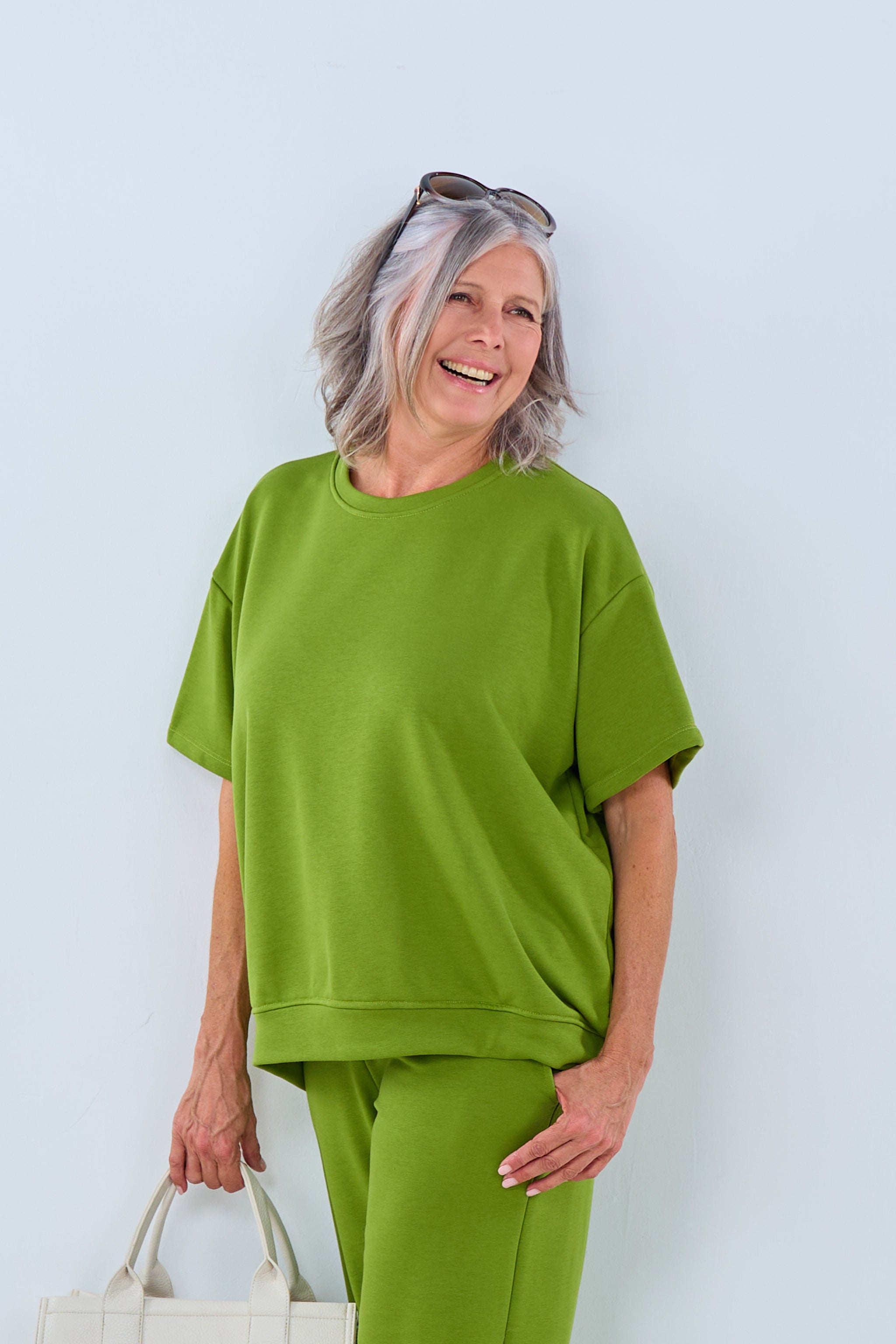 Short-sleeved sweatshirt with a crew neck, green