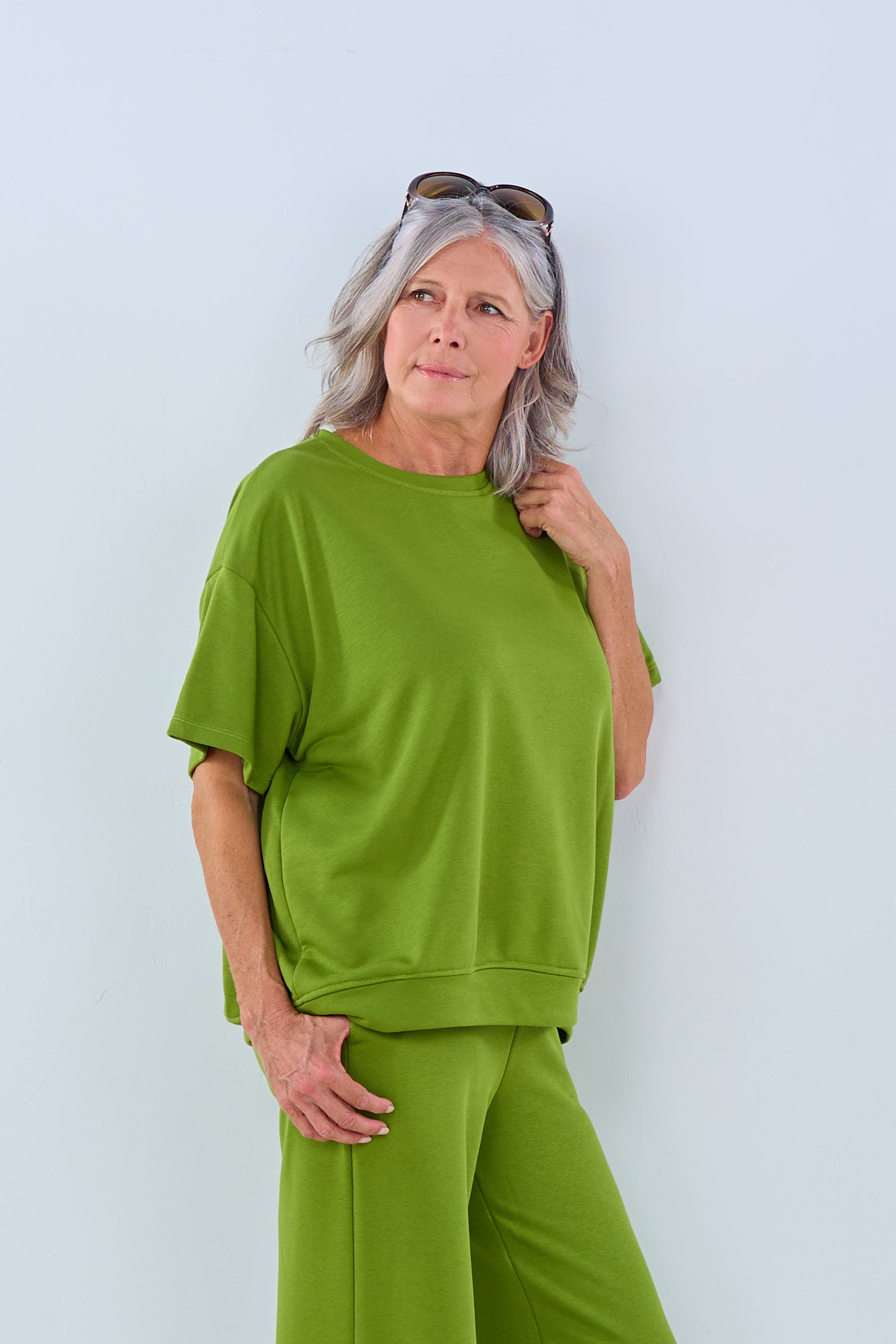 Short-sleeved sweatshirt with a crew neck, green