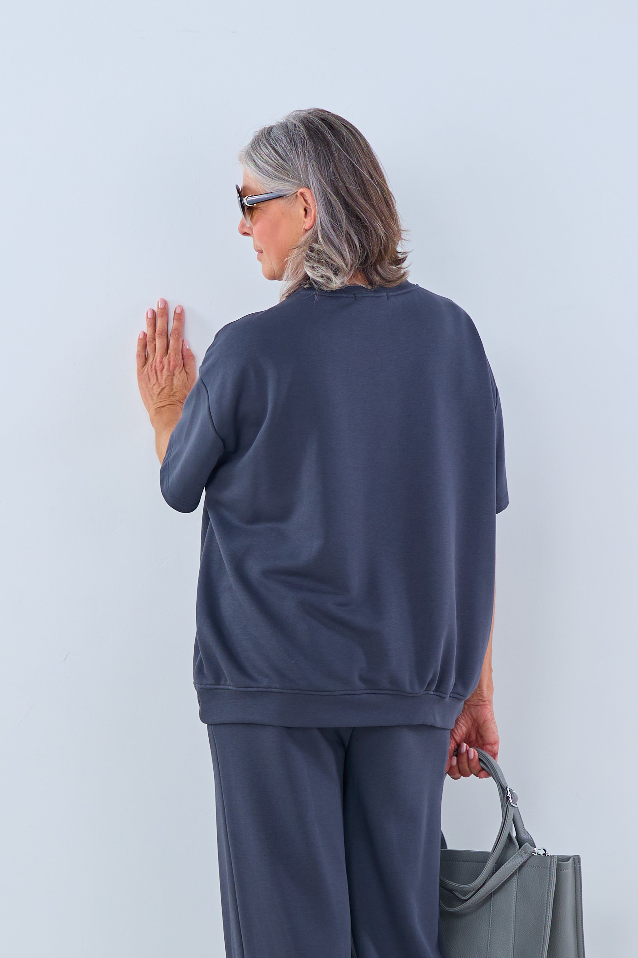 Short-sleeved sweatshirt with a crew neck, anthracite