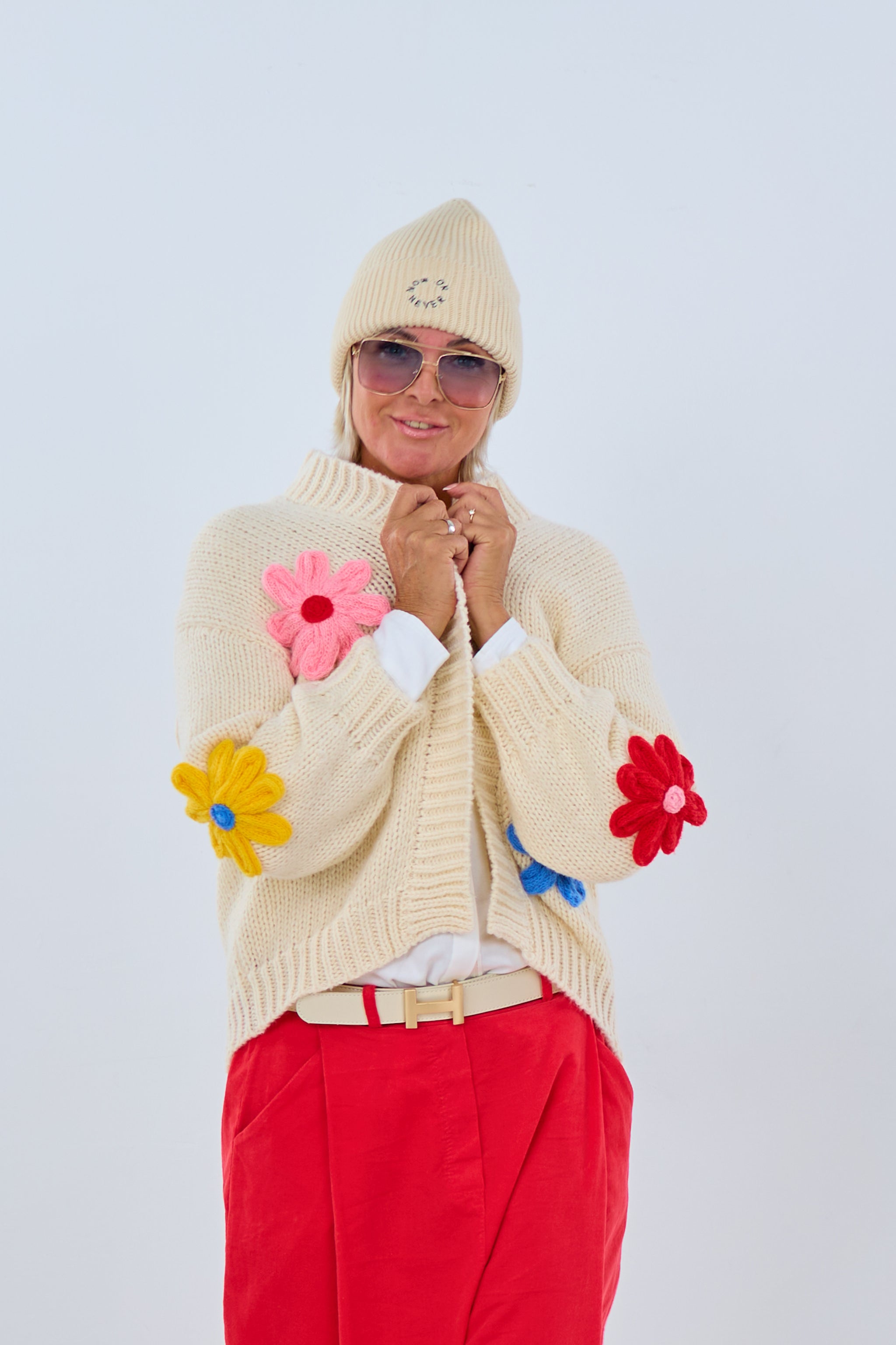 süße Strickjacke mit Blumen, creme-bunt