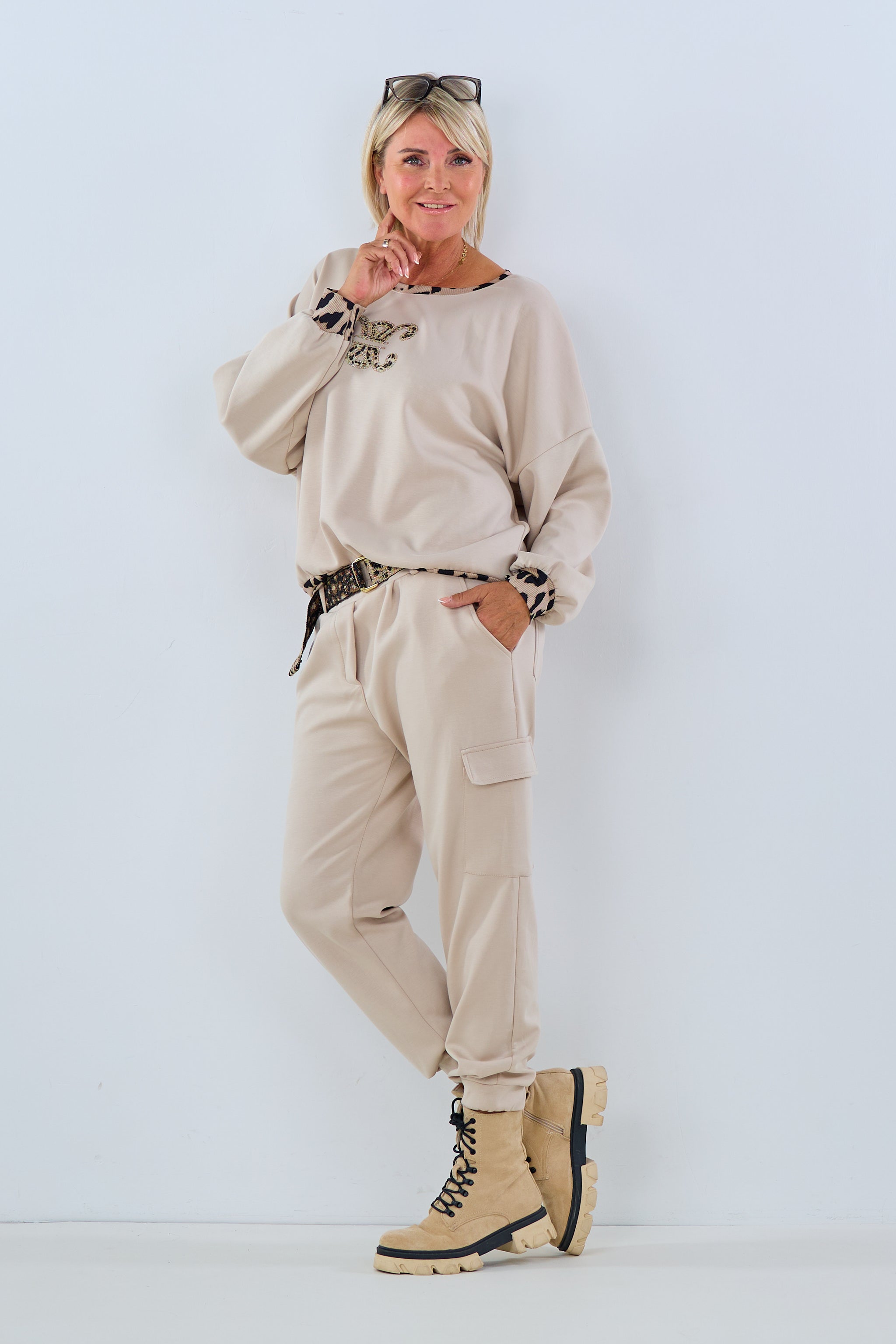 soft pull-on trousers with Leo belt, beige