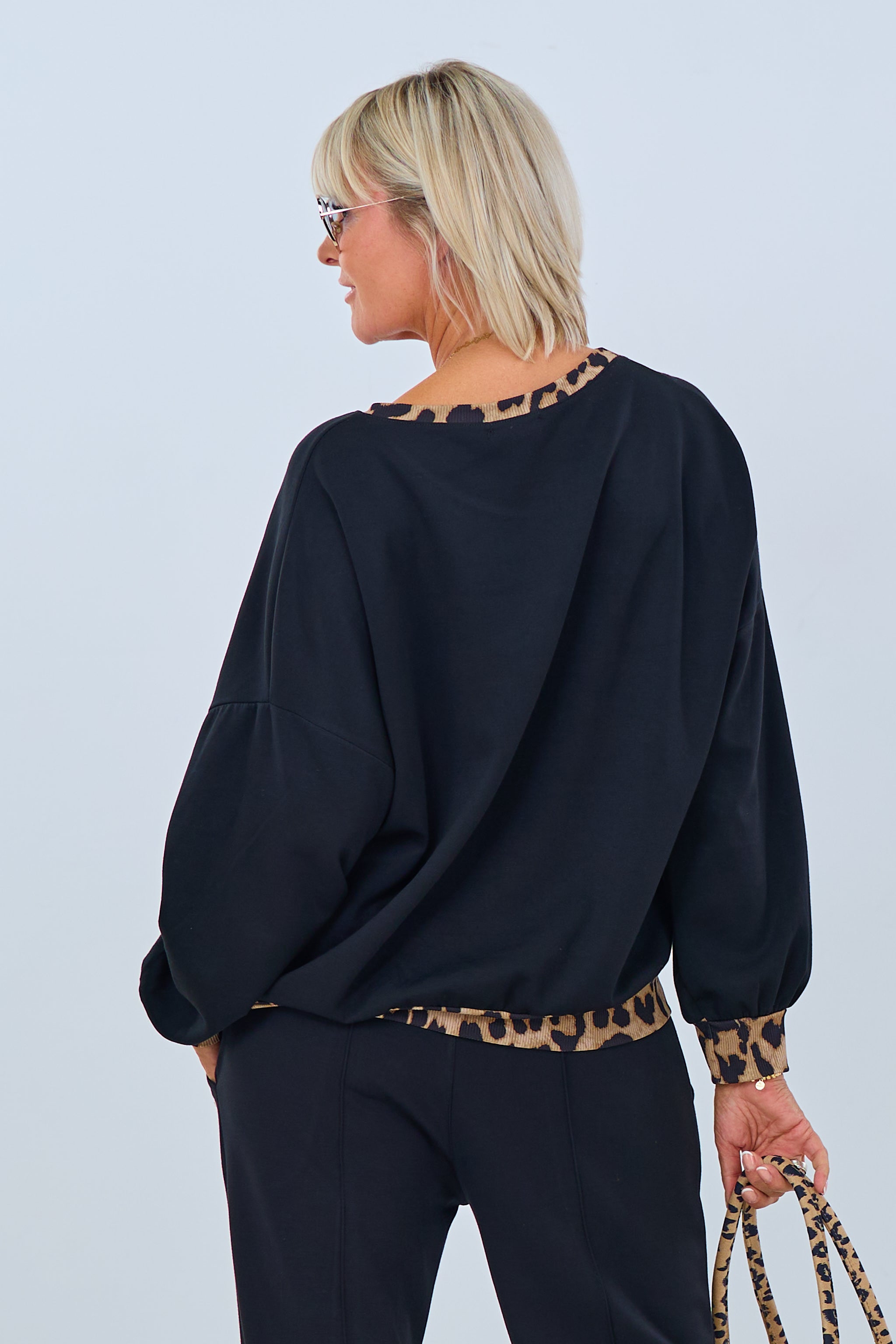 Shirt mit Leo Patches und Bündchen, schwarz-leo-camel