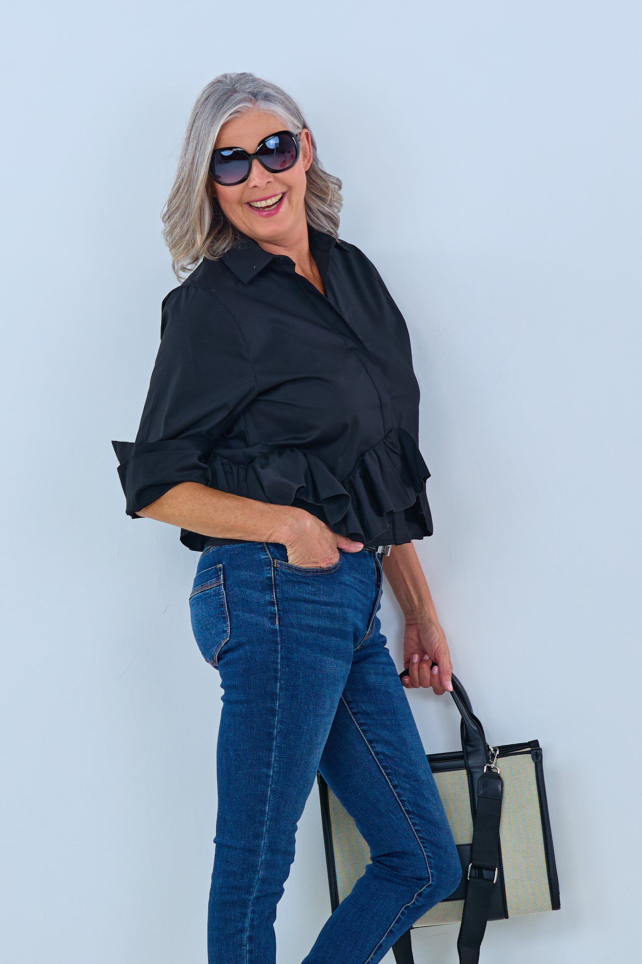 kurze Bluse mit Rüschenbesatz, schwarz von Trends & Lifestyle