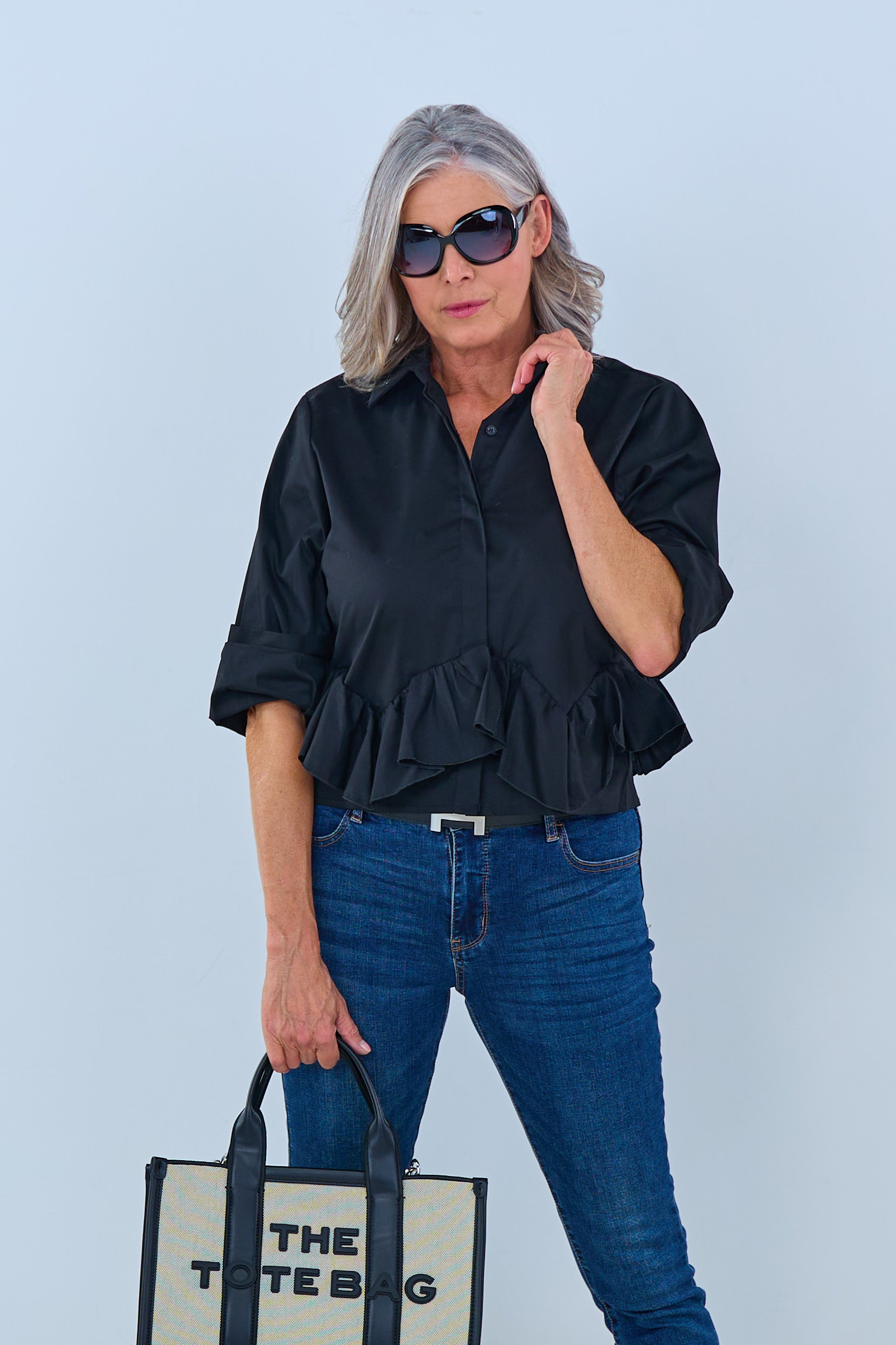 kurze Bluse mit Rüschenbesatz, schwarz von Trends & Lifestyle