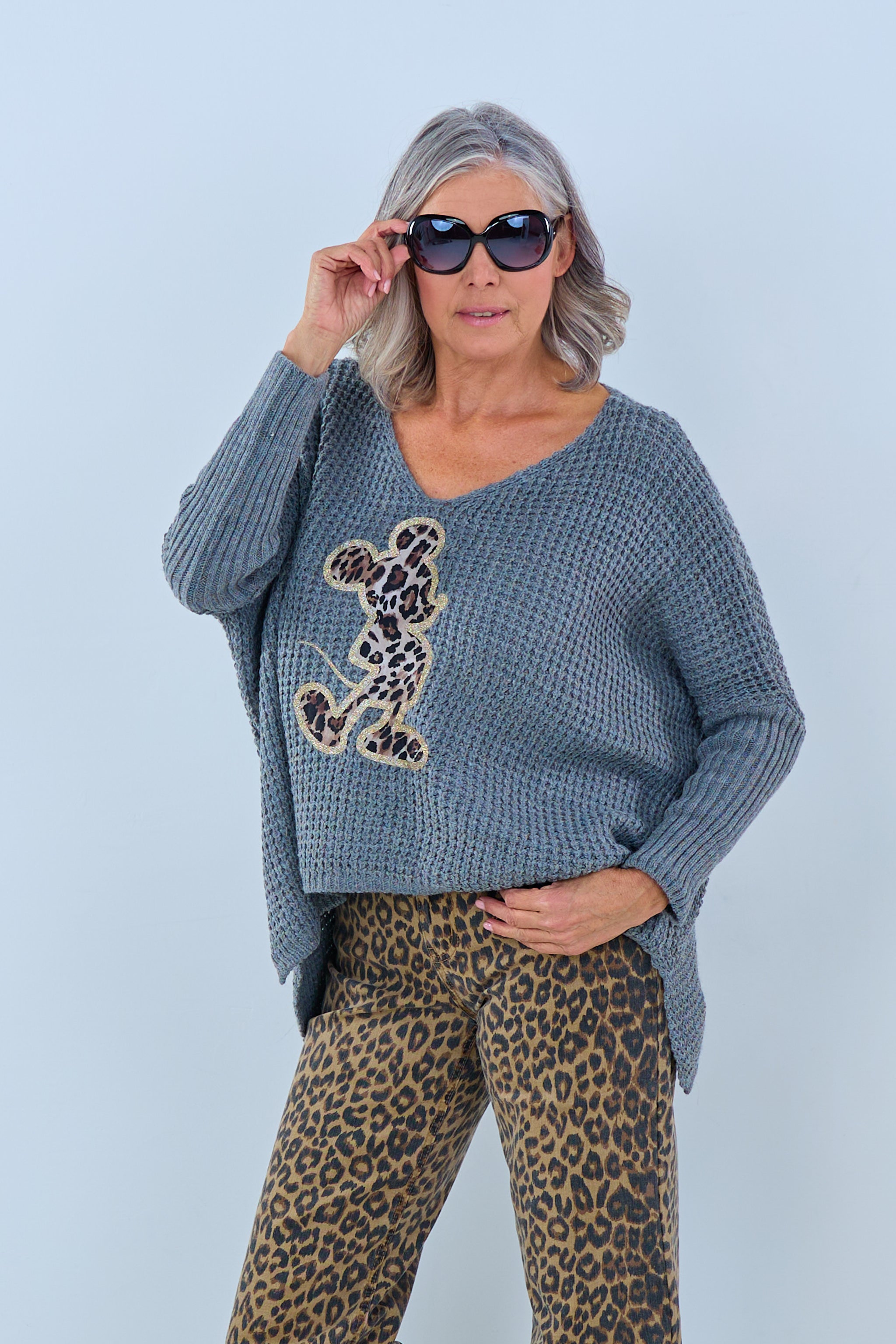 Pulli mit Leo Patch, grau von Trends & Lifestyle