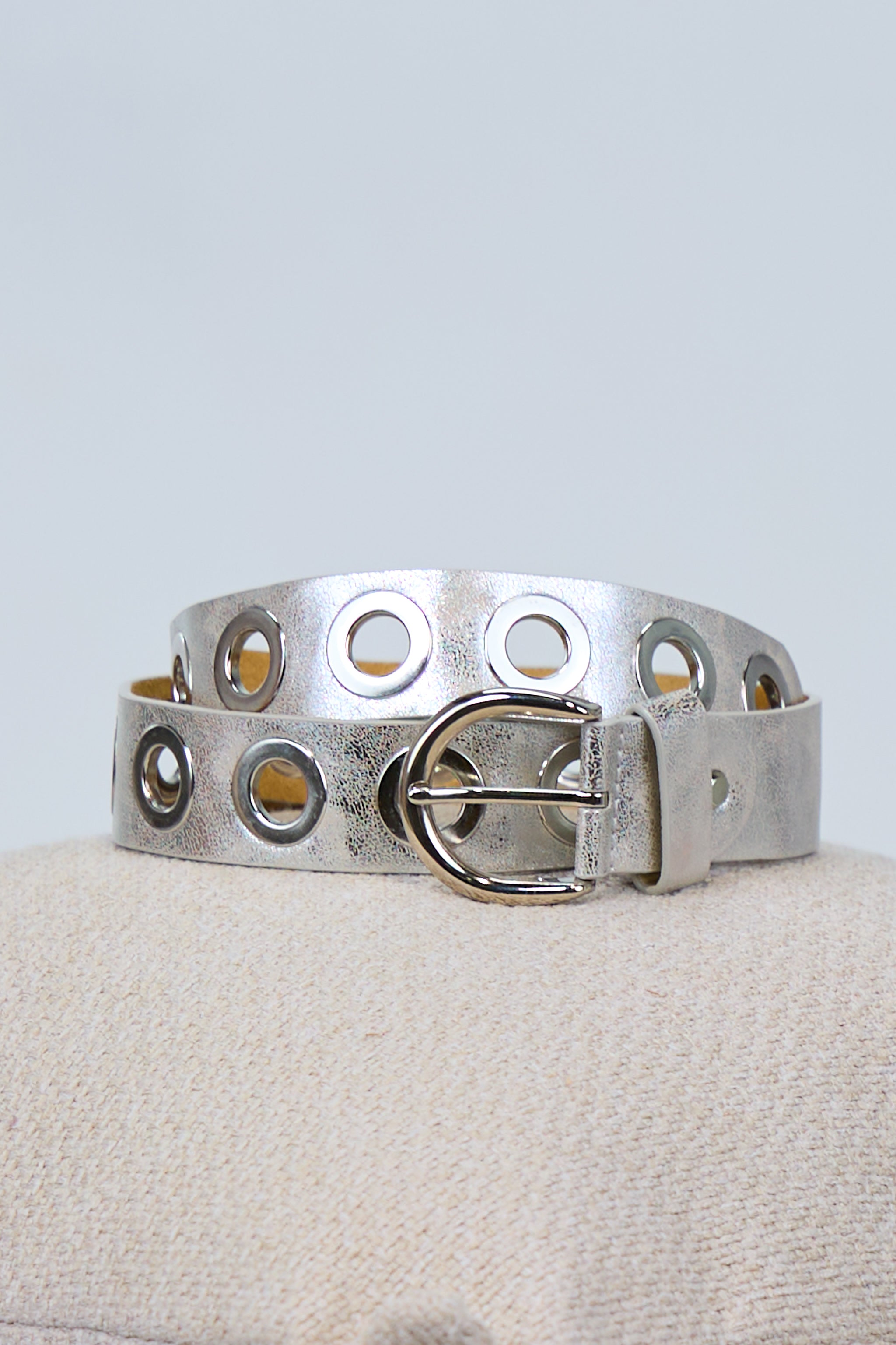 Belt with large eyelets, silver metallic