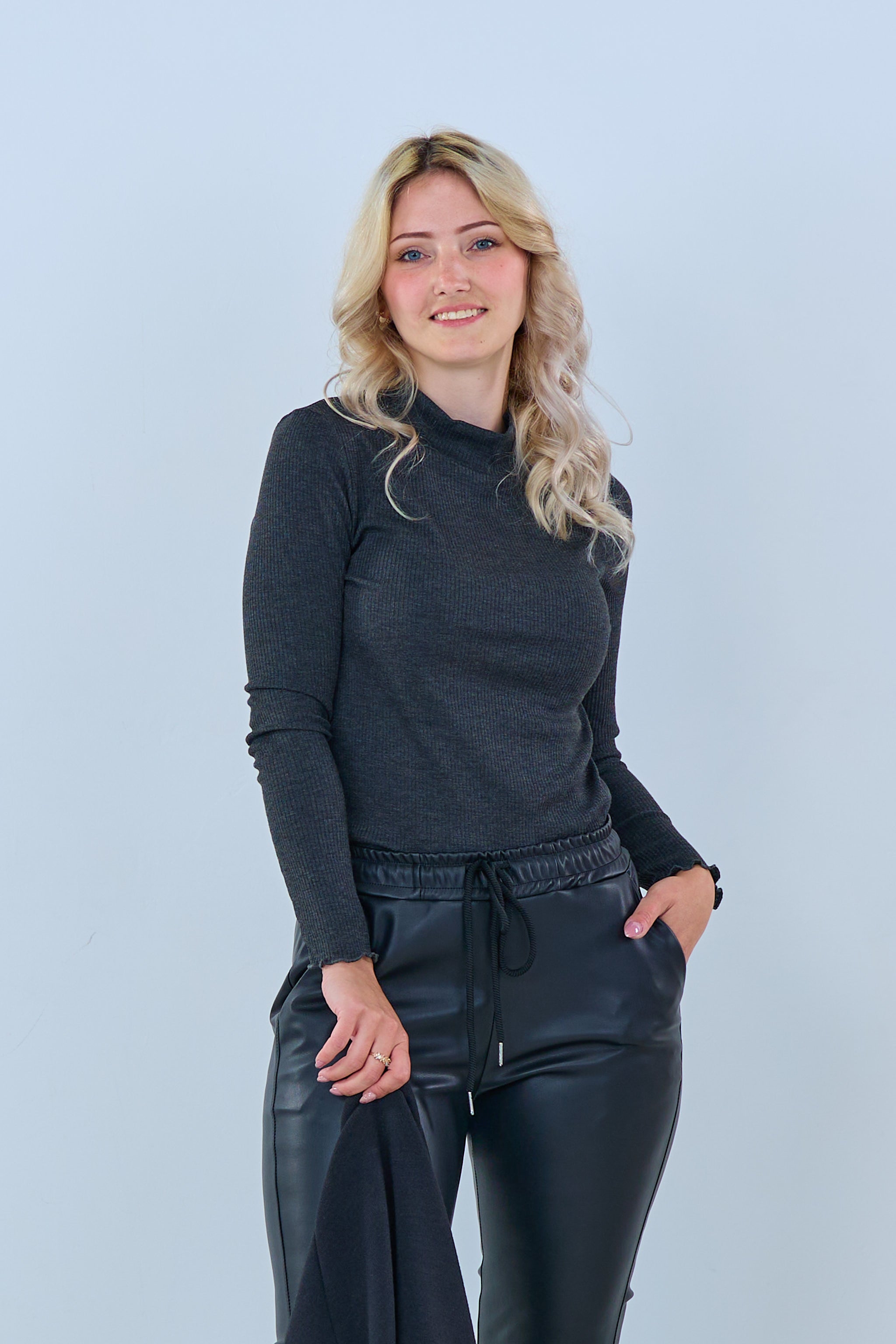 Geripptes Shirt mit Turtleneck, anthrazit von Trends & Lifestyle