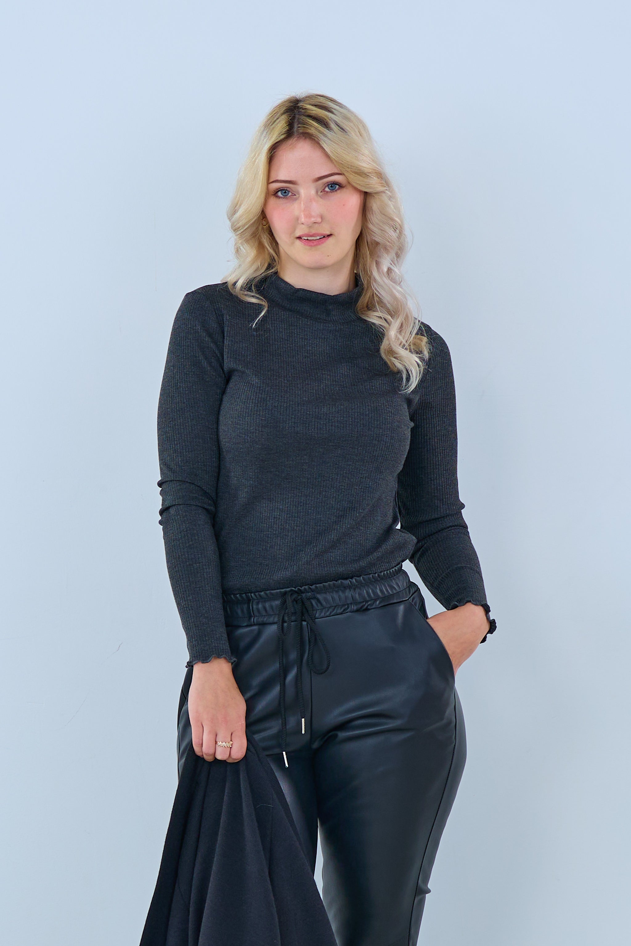 Geripptes Shirt mit Turtleneck, anthrazit von Trends & Lifestyle