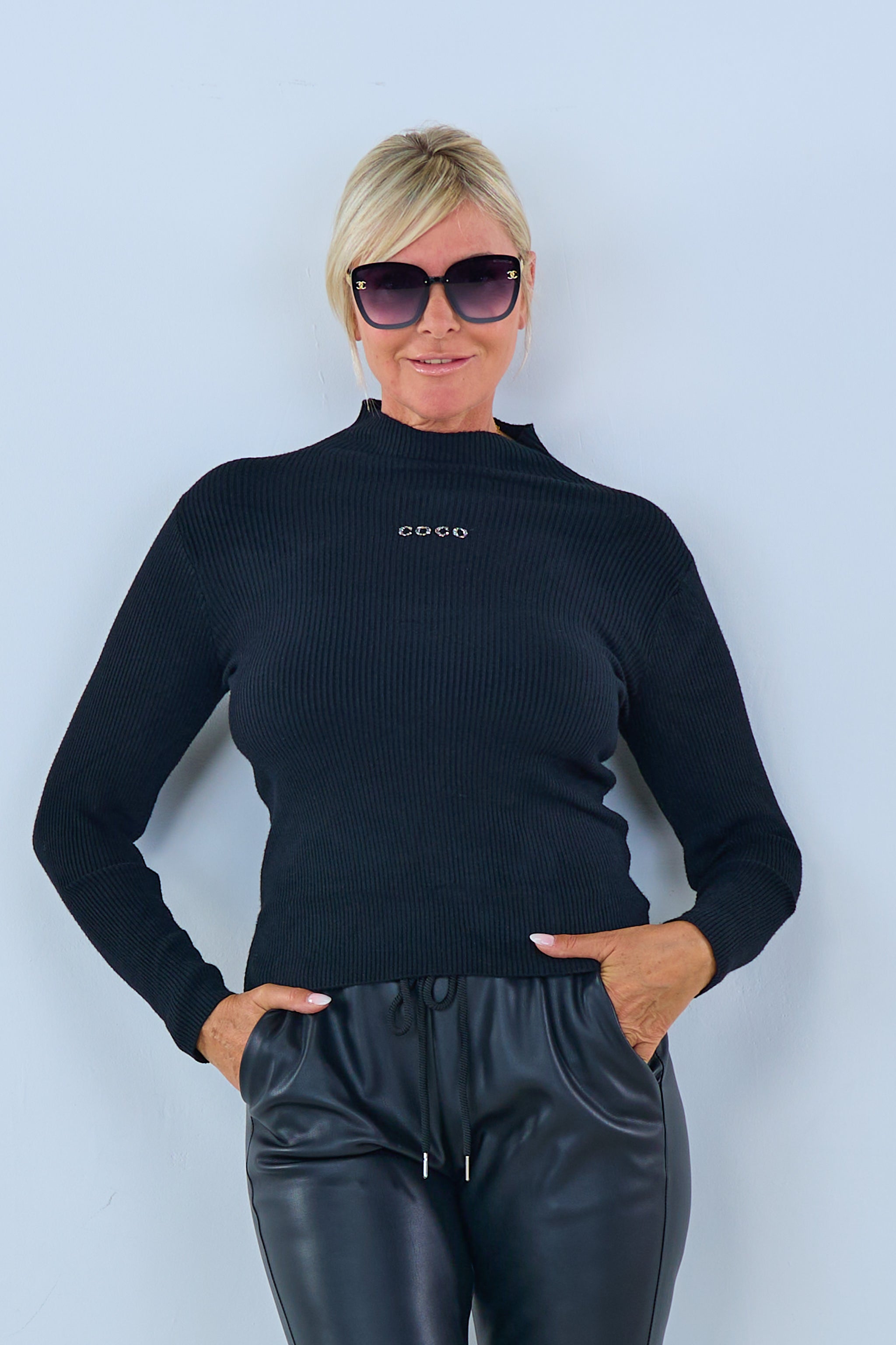 Gerippter Pulli mit Glitzer Schriftzug, schwarz von Trends & Lifestyle