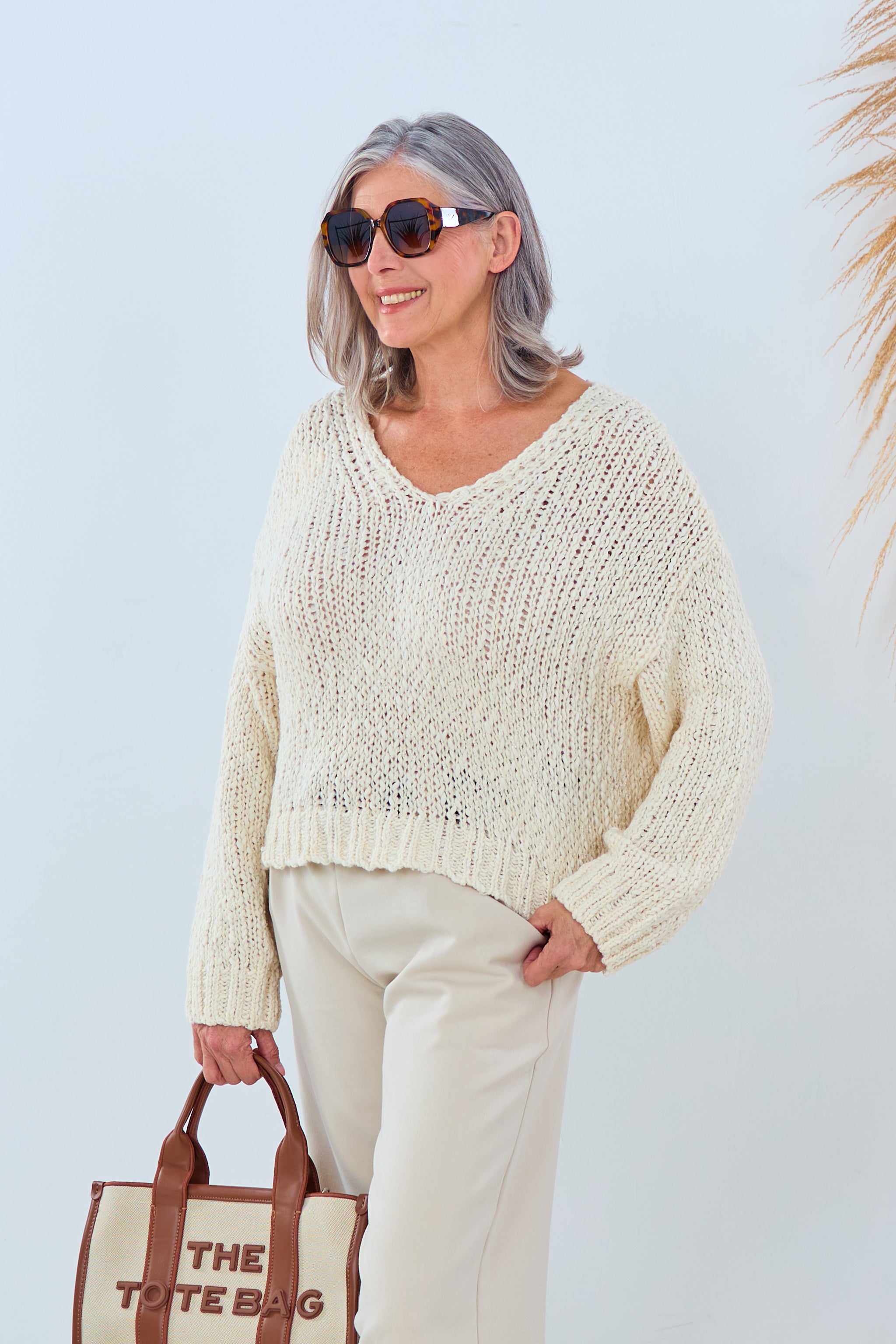 Süsser kurzer Strickpulli mit V-Ausschnitt, creme von Trends & Lifestyle