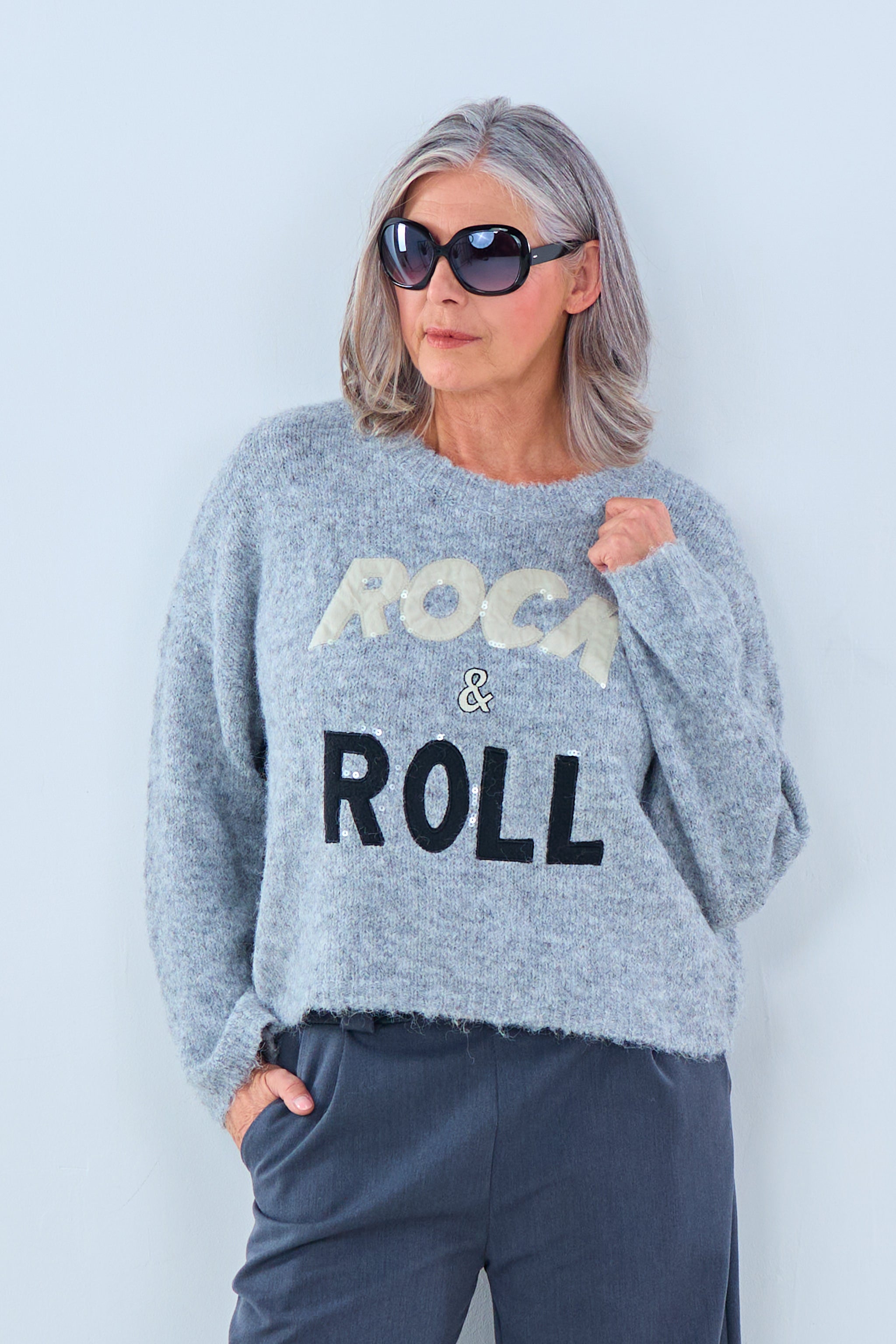 kurzer Strickpulli mit Rock&Roll-Schriftzug, grau von Trends & Lifestyle