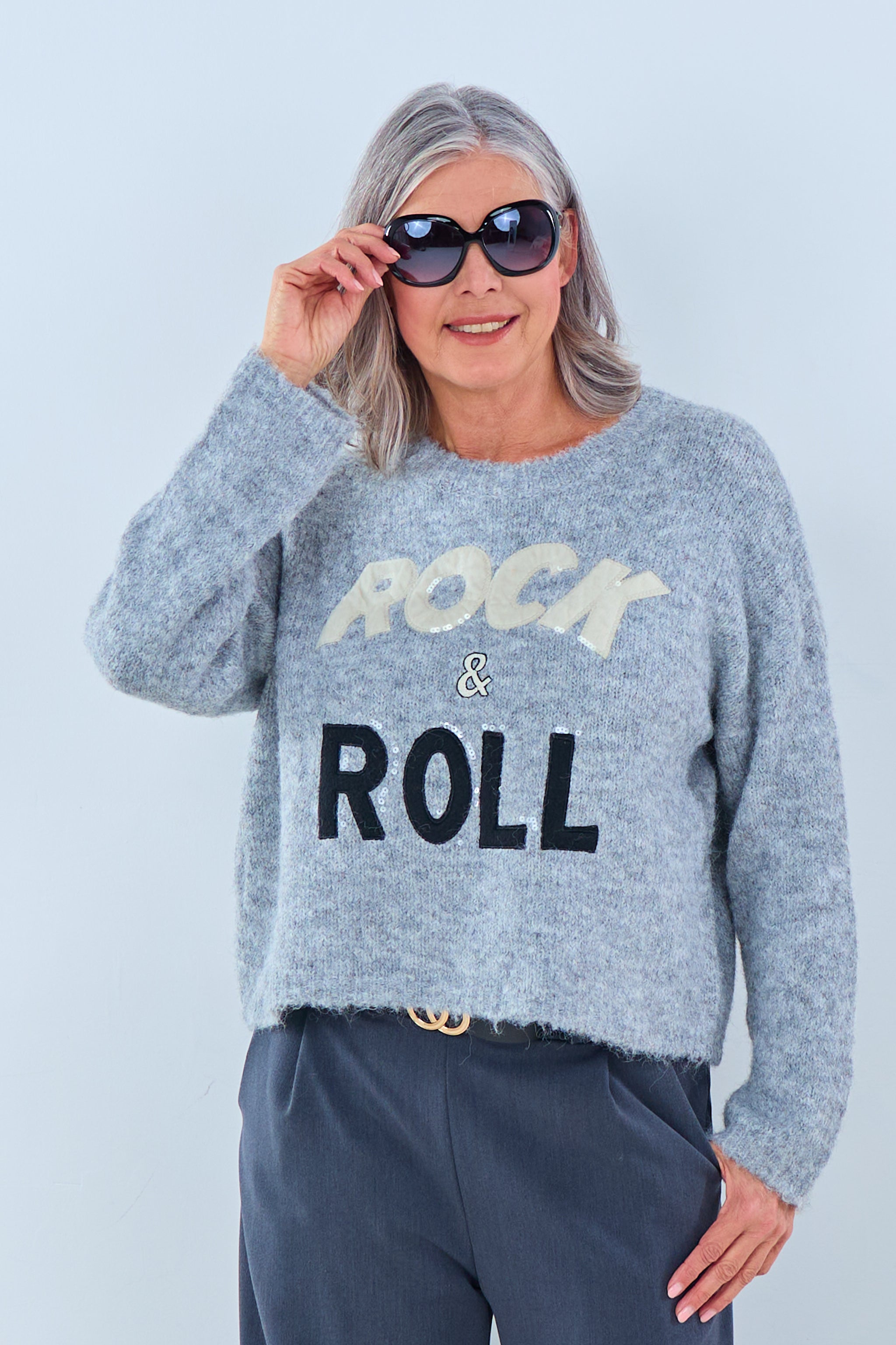 kurzer Strickpulli mit Rock&Roll-Schriftzug, grau von Trends & Lifestyle