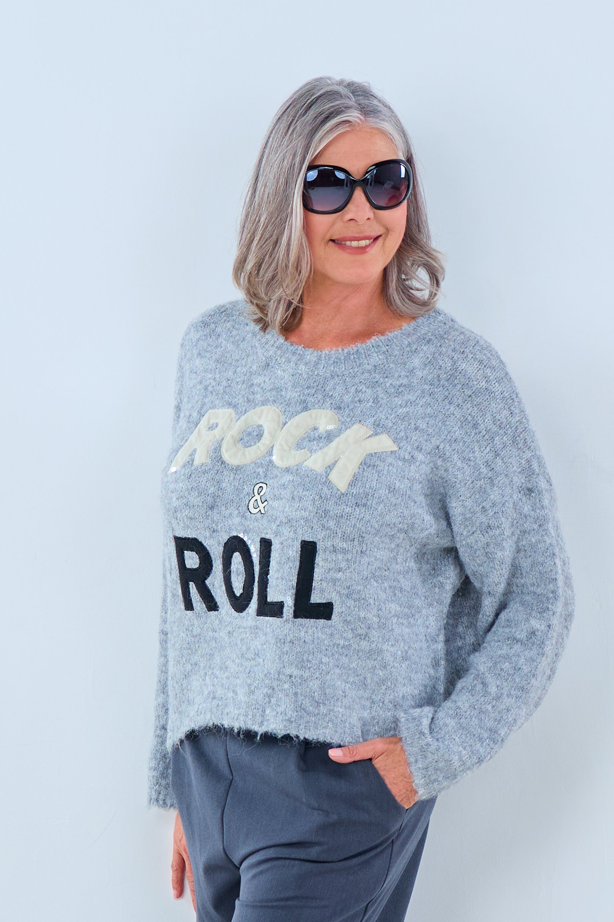 kurzer Strickpulli mit Rock&Roll-Schriftzug, grau von Trends & Lifestyle