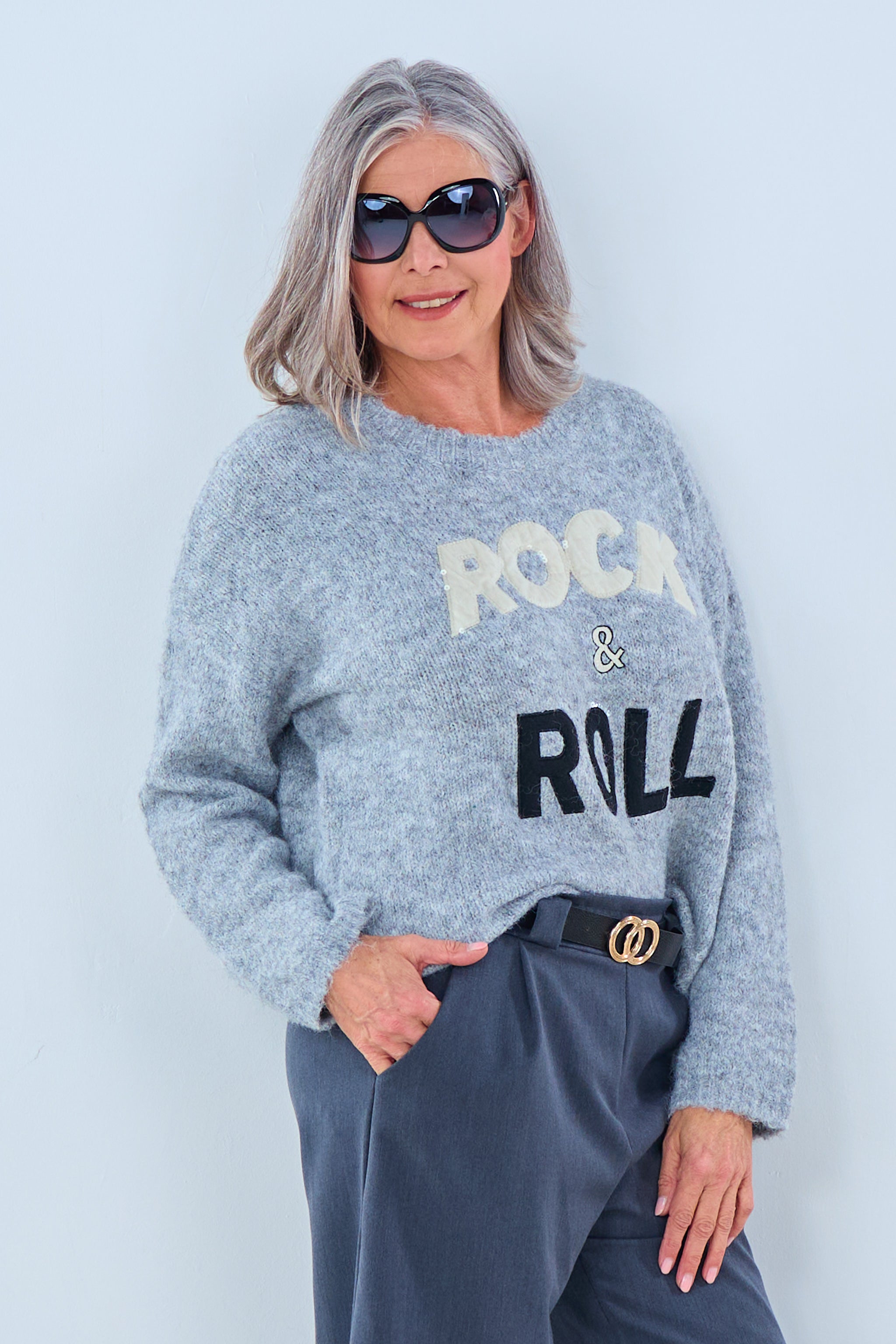 kurzer Strickpulli mit Rock&Roll-Schriftzug, grau von Trends & Lifestyle