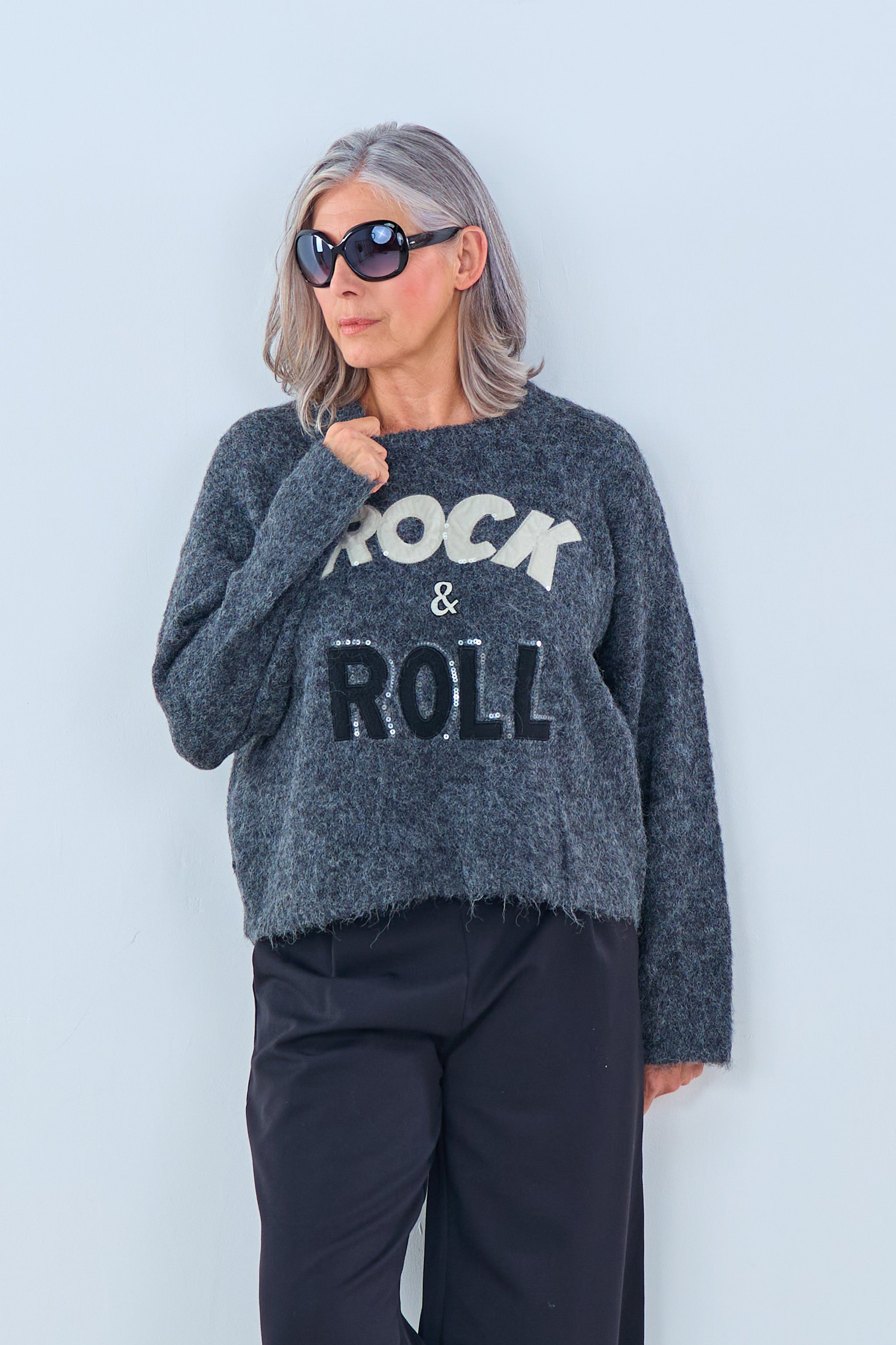 kurzer Strickpulli mit Rock&Roll-Schriftzug, anthrazit von Trends & Lifestyle