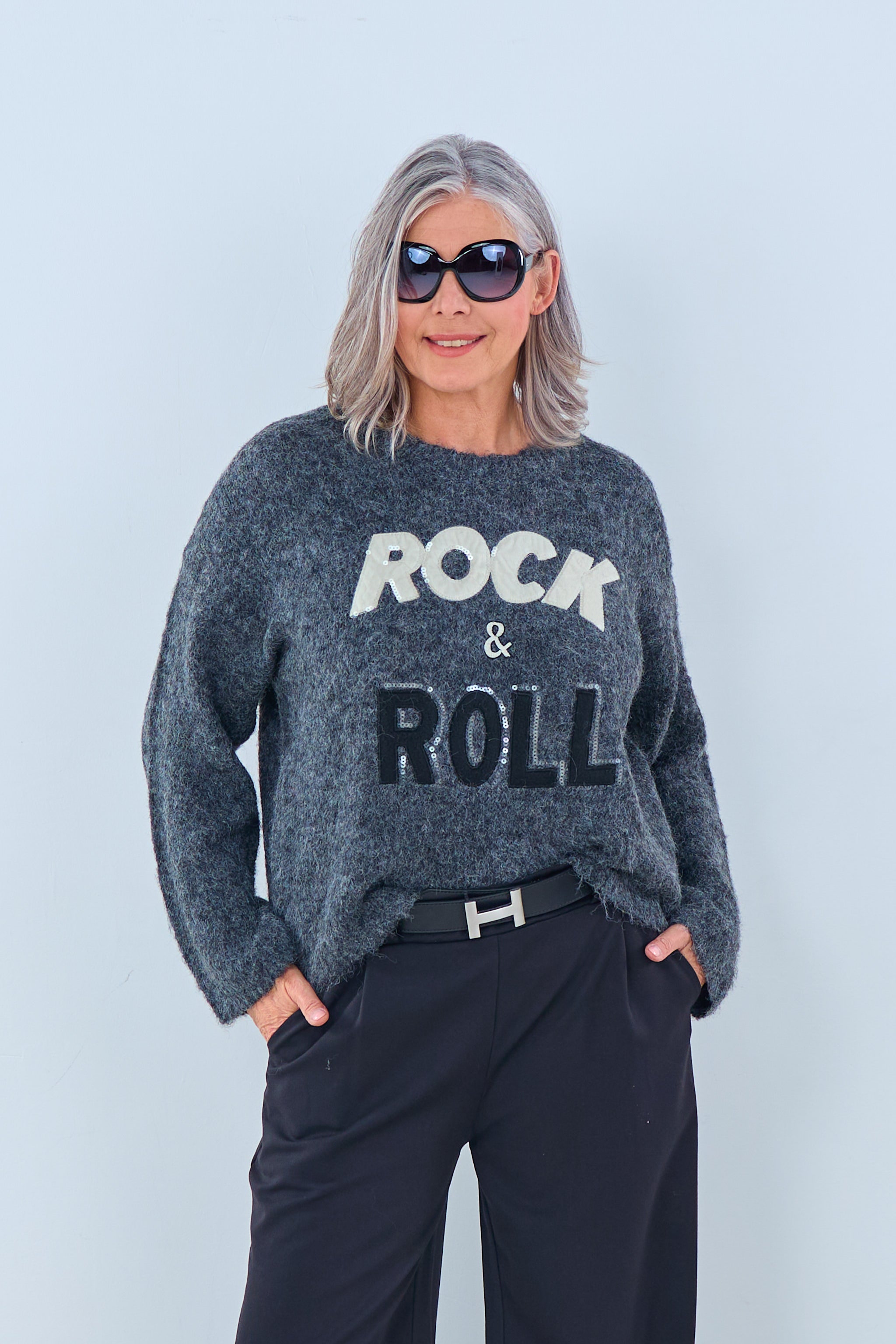 kurzer Strickpulli mit Rock&Roll-Schriftzug, anthrazit von Trends & Lifestyle