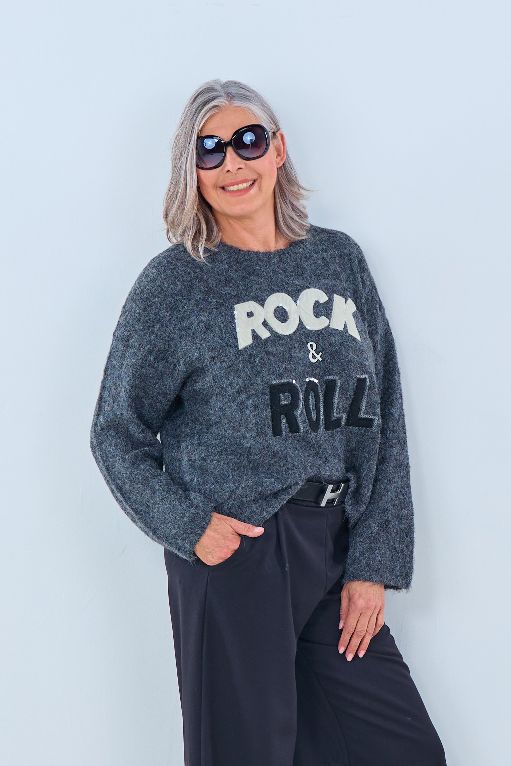 kurzer Strickpulli mit Rock&Roll-Schriftzug, anthrazit von Trends & Lifestyle