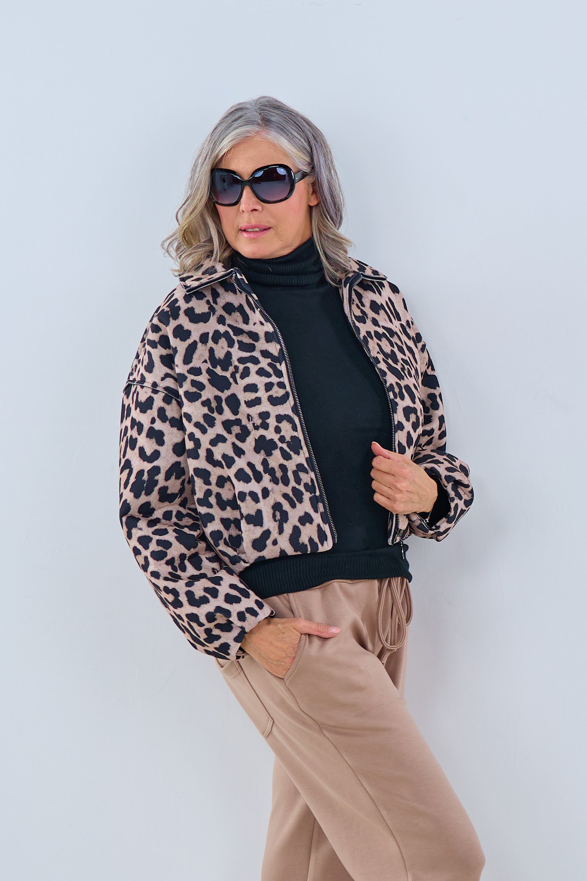 kurzer Blouson im Leo Design, schwarz-beige von Trends & Lifestyle