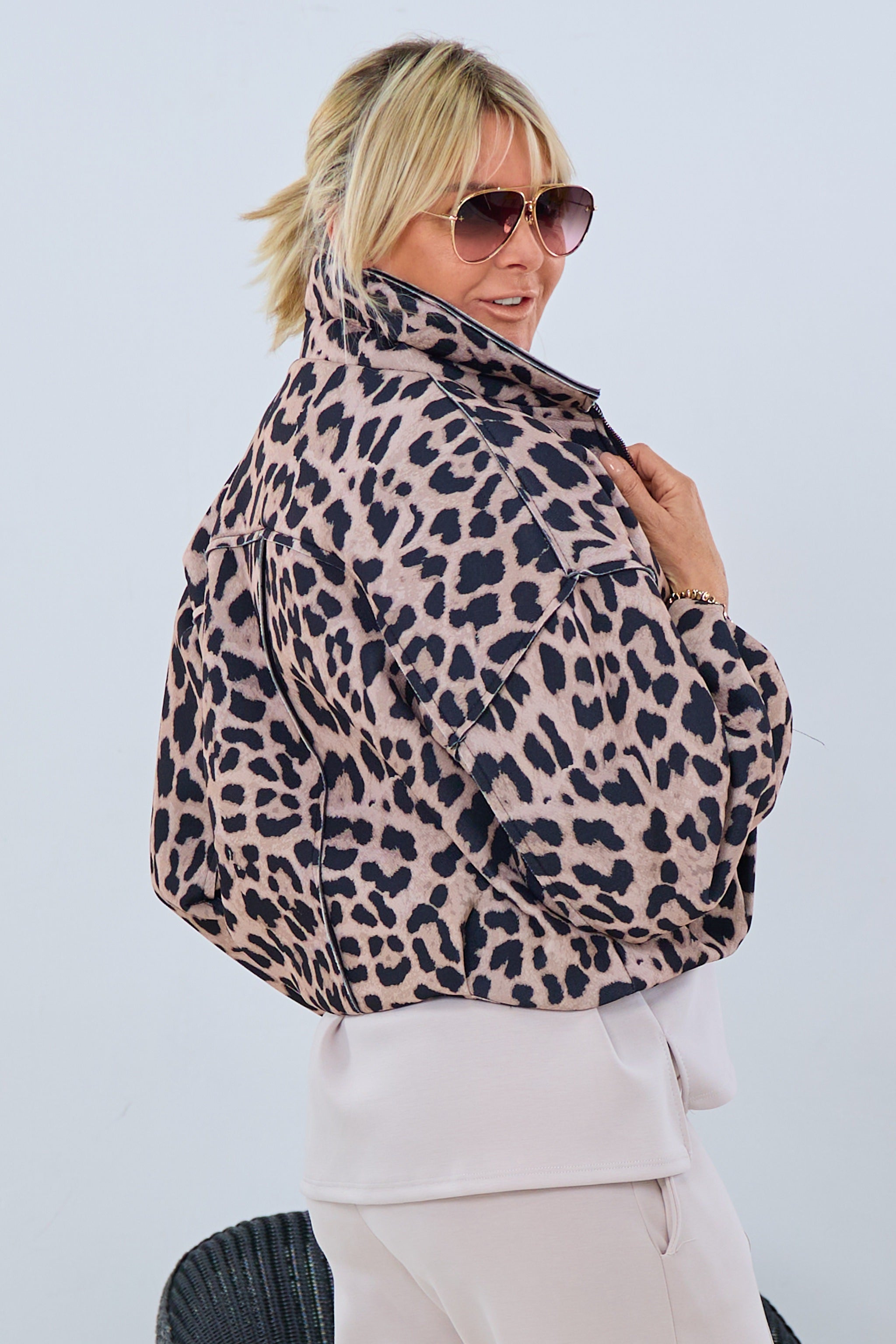 kurzer Blouson im Leo Design, schwarz-beige von Trends & Lifestyle Deutschland GmbH