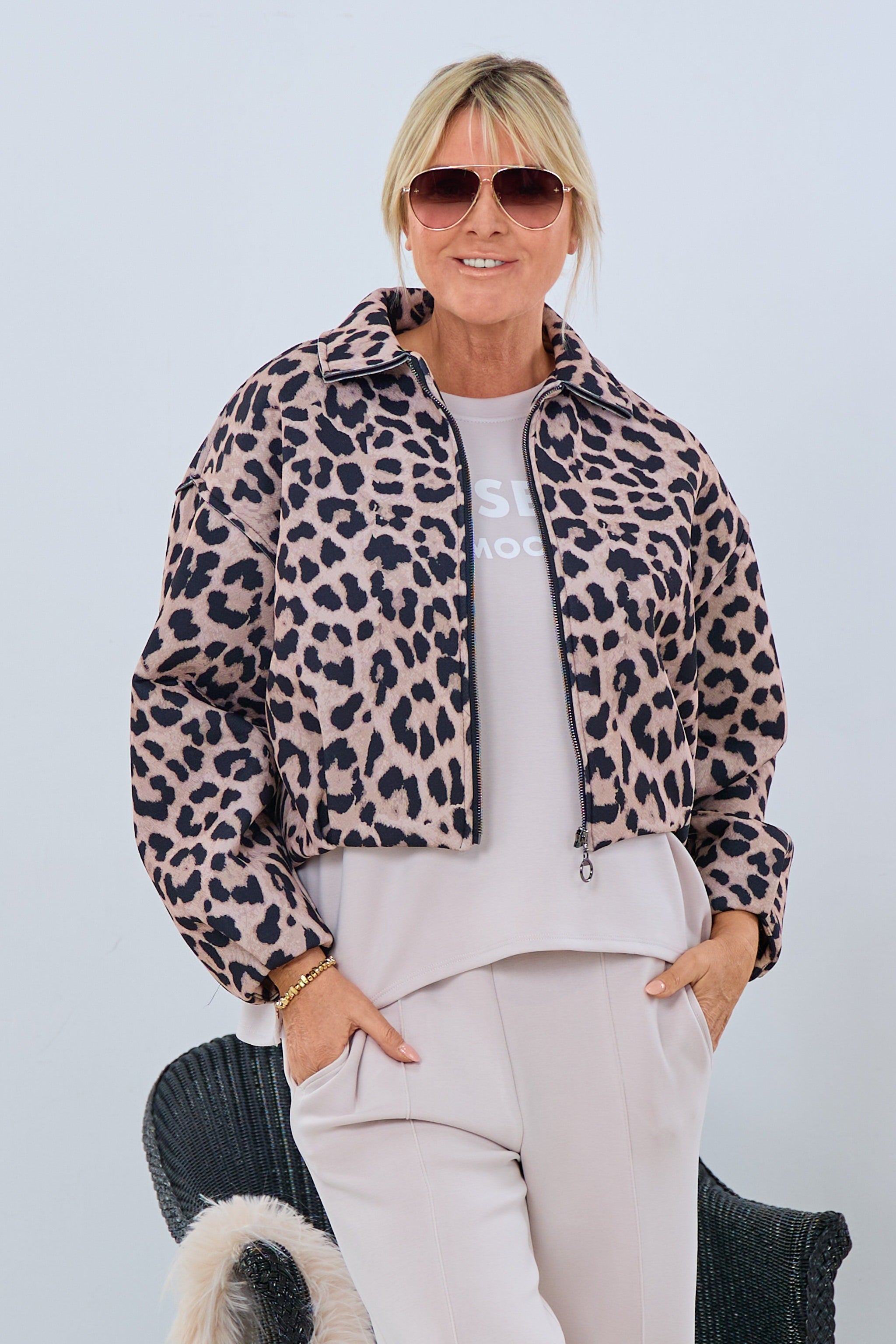 kurzer Blouson im Leo Design, schwarz-beige von Trends & Lifestyle Deutschland GmbH