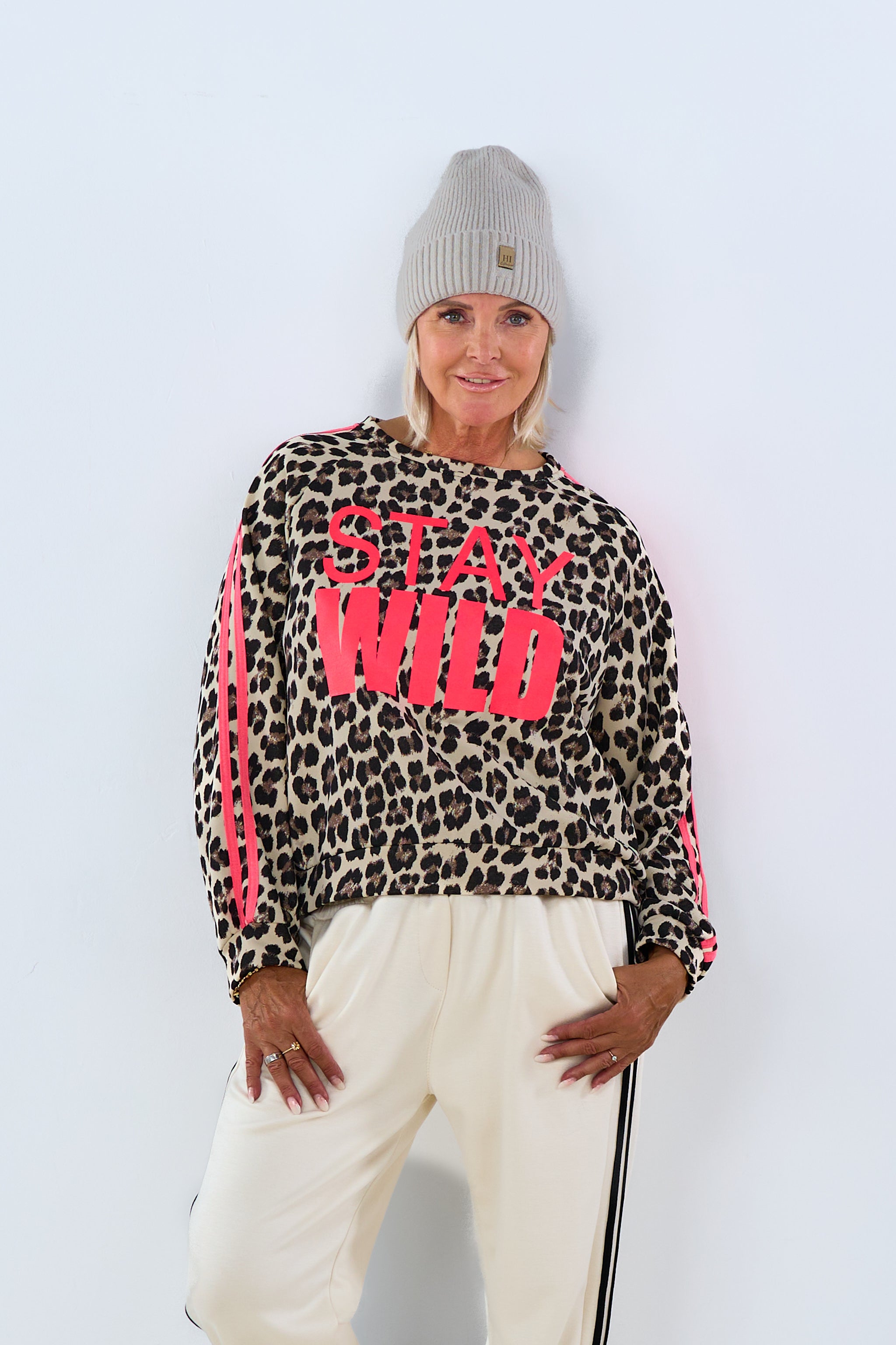 Leo Sweaty mit STAY WILD Print, beige-braun-pink von Trends & Lifestyle