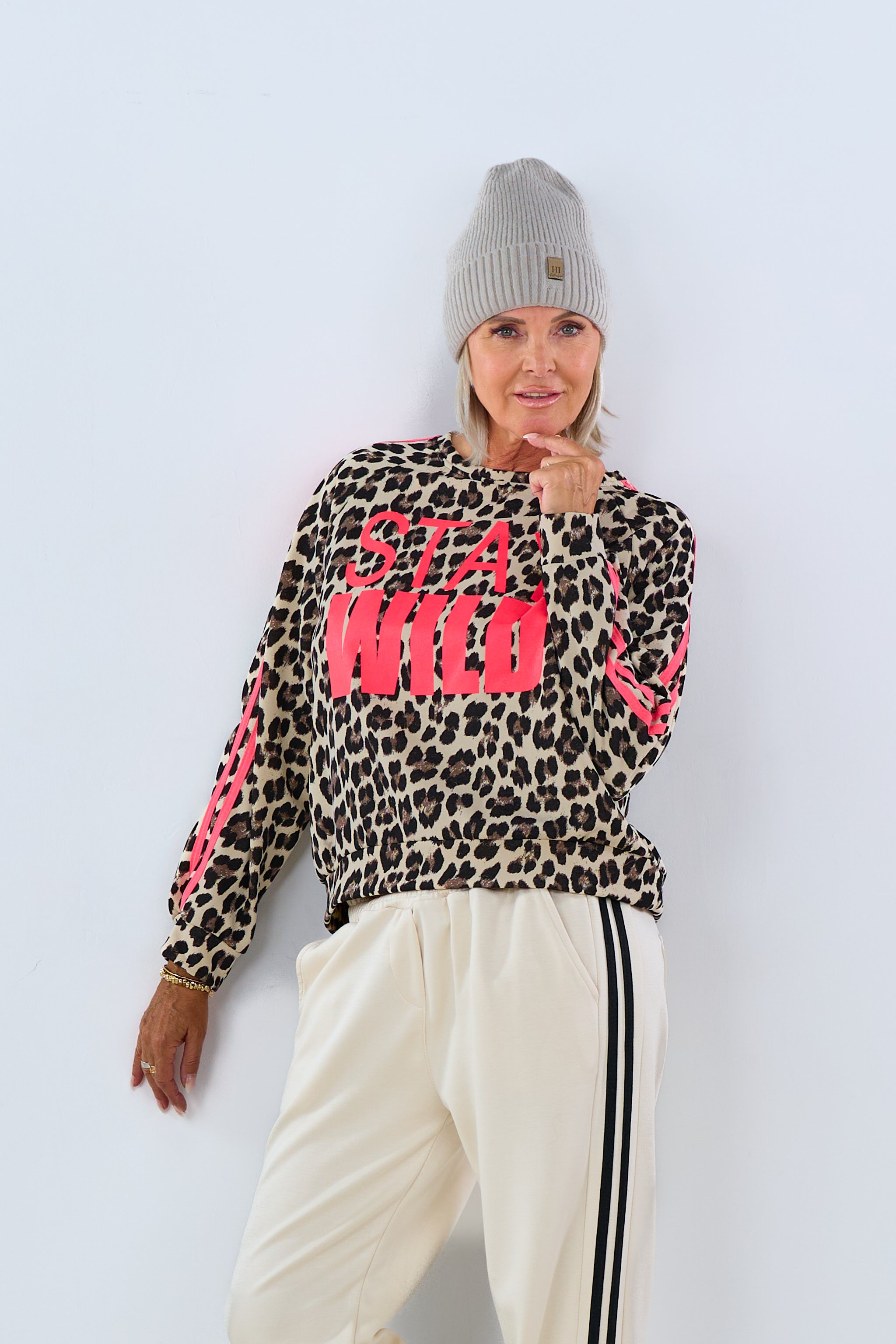 Leo Sweaty mit STAY WILD Print, beige-braun-pink von Trends & Lifestyle