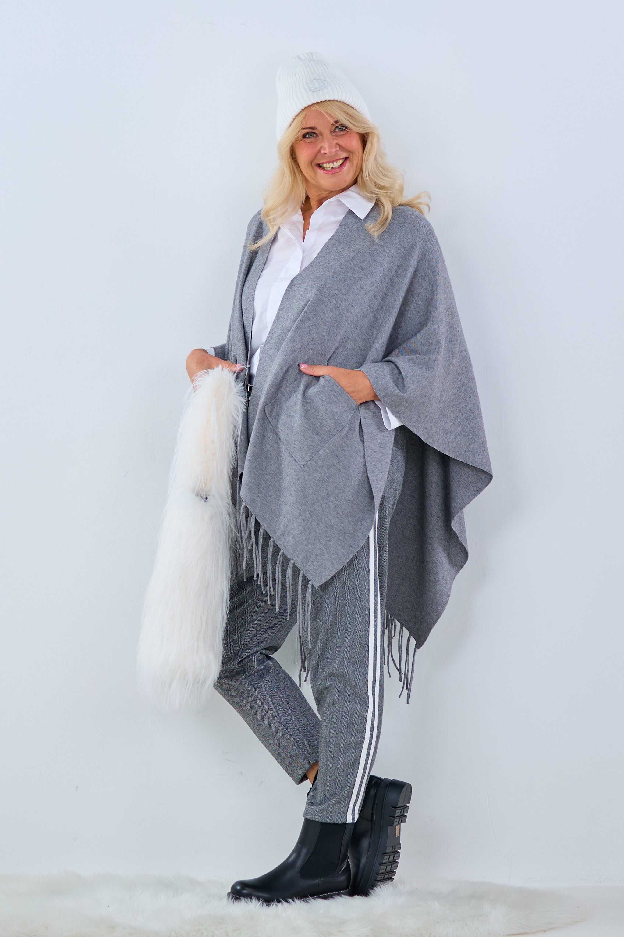 Poncho mit Taschen, grau melange von Trends & Lifestyle