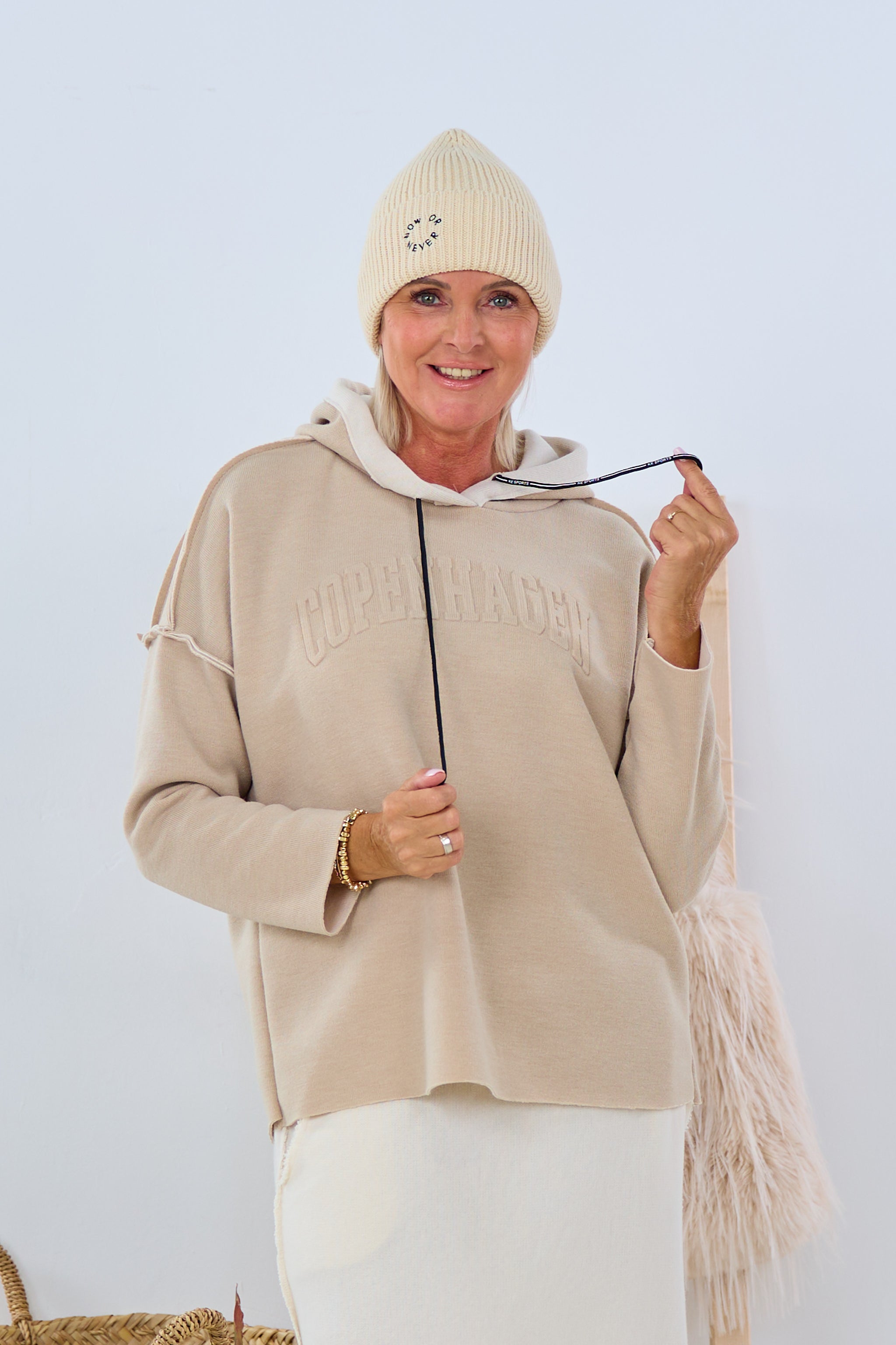 Bi-Color Hoodie mit Schriftzug, stein-hellbeige von Trends & Lifestyle