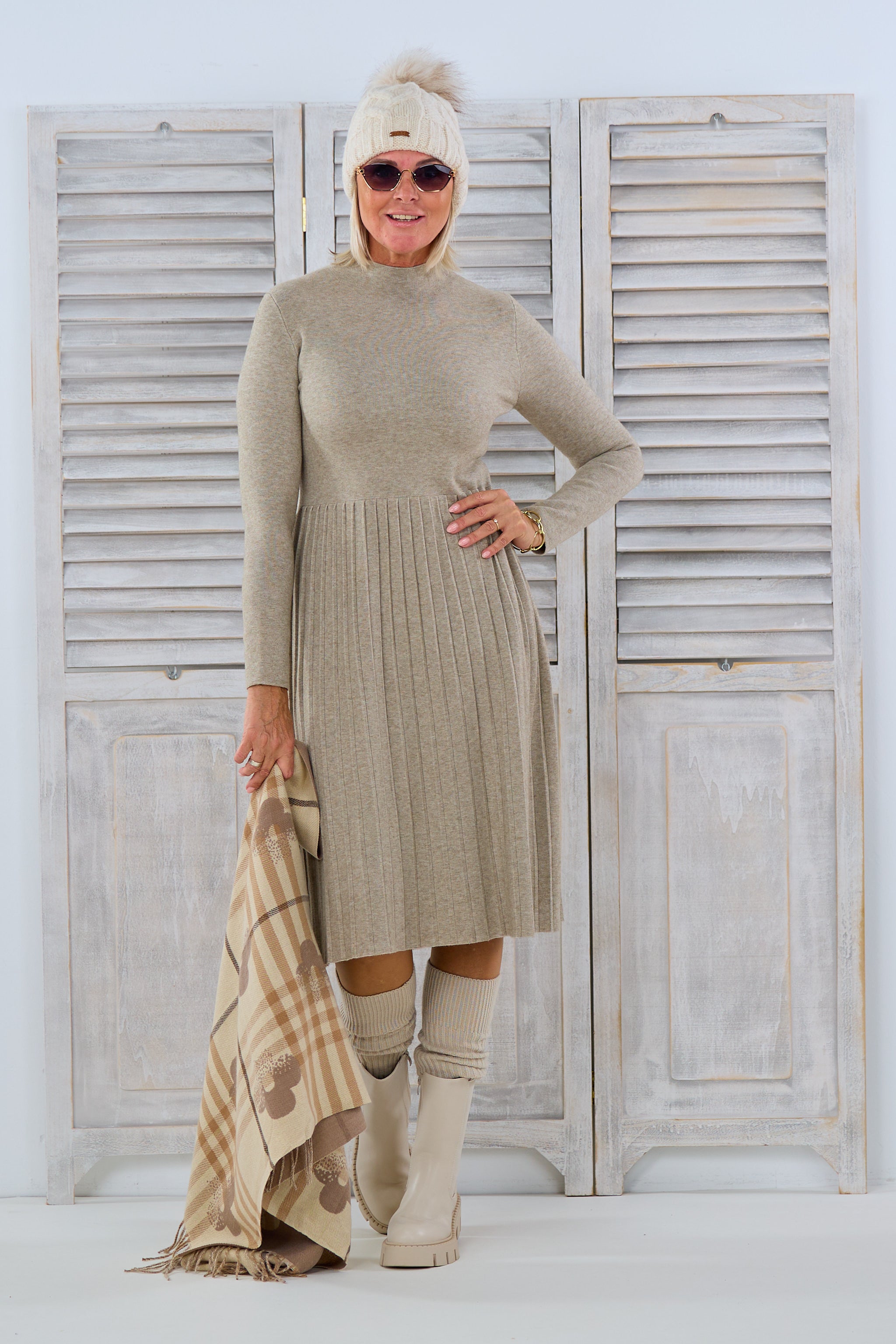 Strickkleid mit plissiertem Rock, beige von Trends & Lifestyle