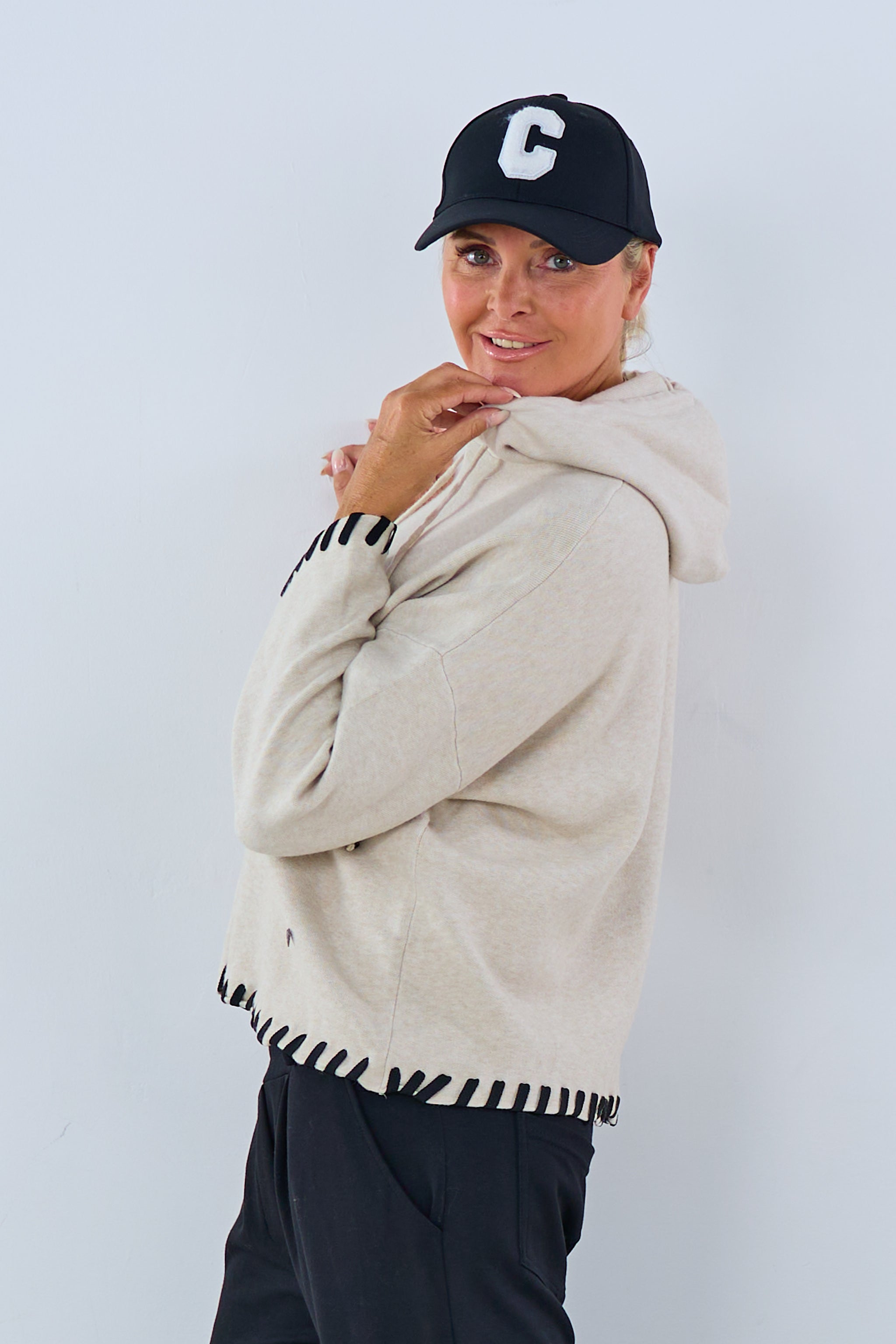 Strick-Hoodie mit schwarzen Details am Bund, beige von Trends & Lifestyle